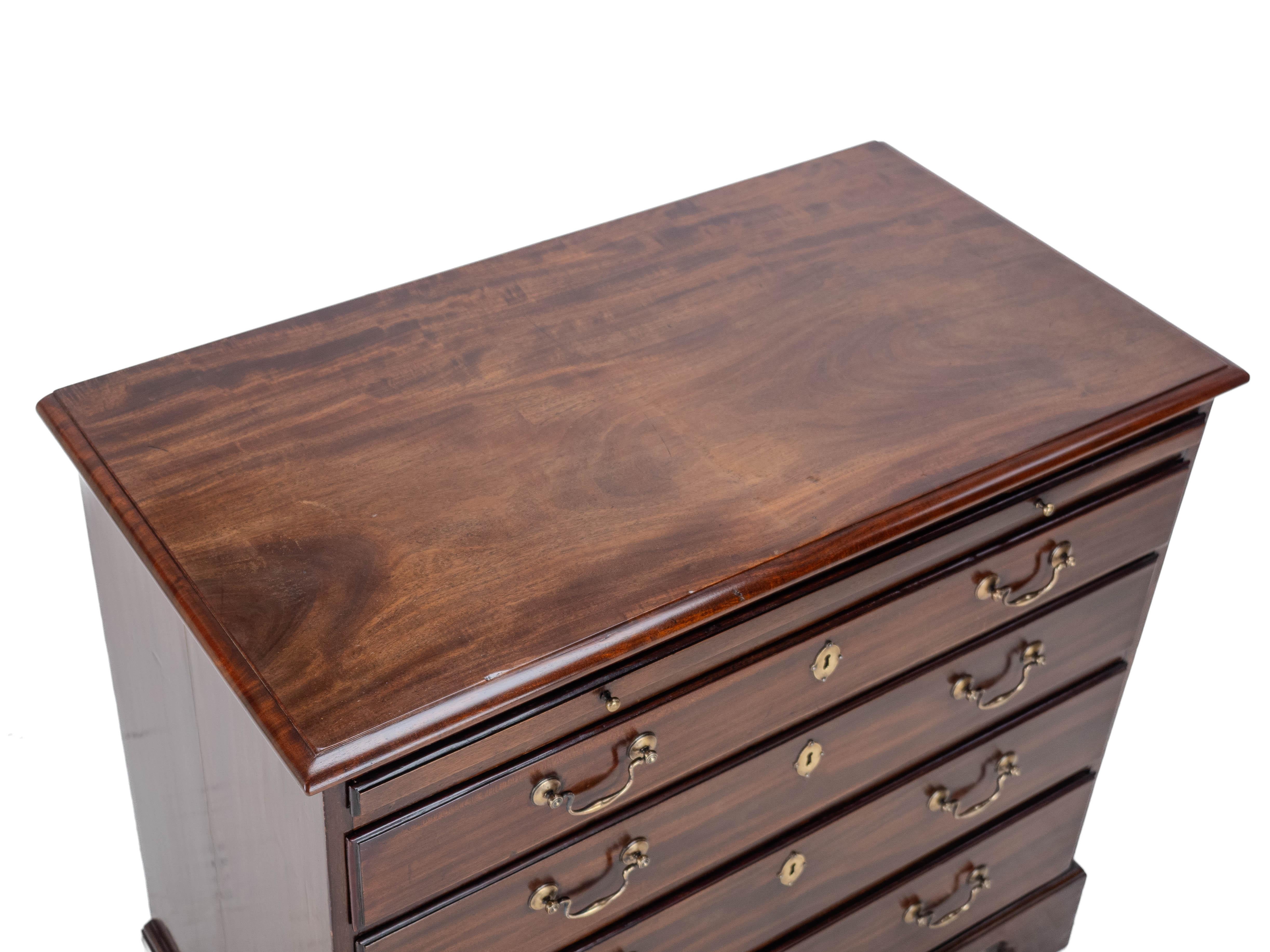 George II C18e Commode à tiroirs en acajou pour célibataires Slide à brossage de cuir C1750 en vente 1