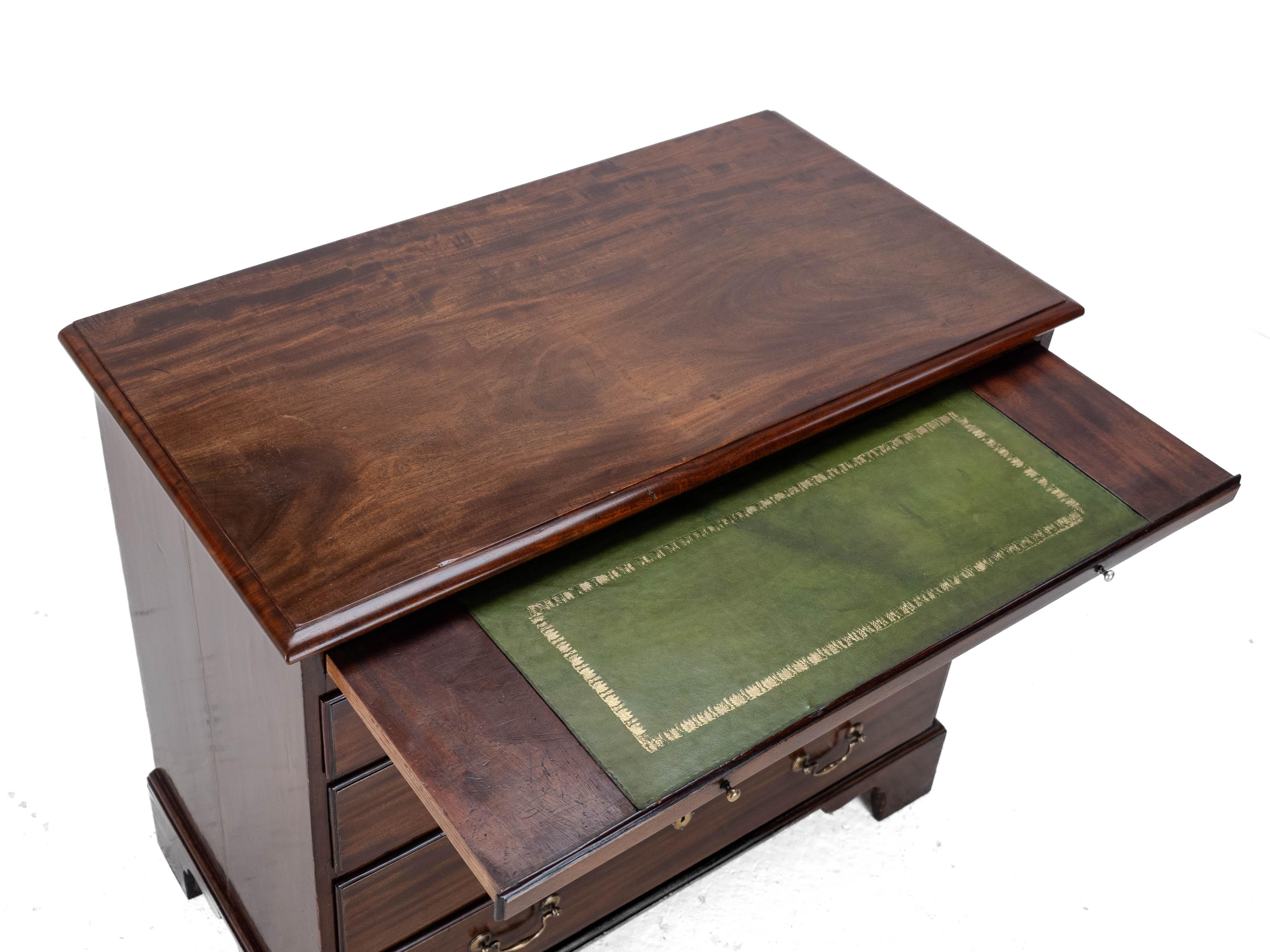 George II C18e Commode à tiroirs en acajou pour célibataires Slide à brossage de cuir C1750 en vente 2