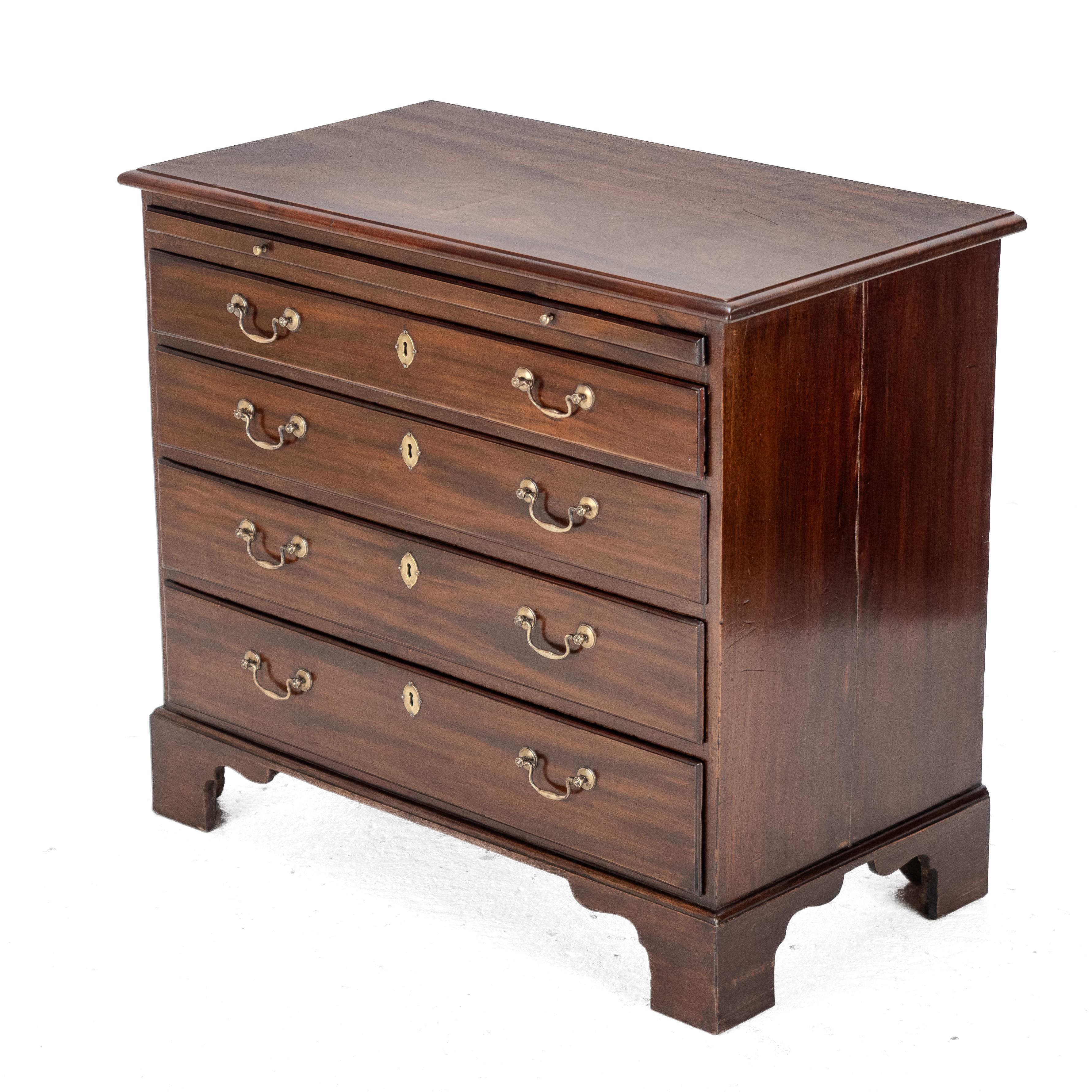 George II C18th Bachelors Mahogany Chest of Drawers Leather Brushing Slide c1750 In Good Condition For Sale In Leeds, GB