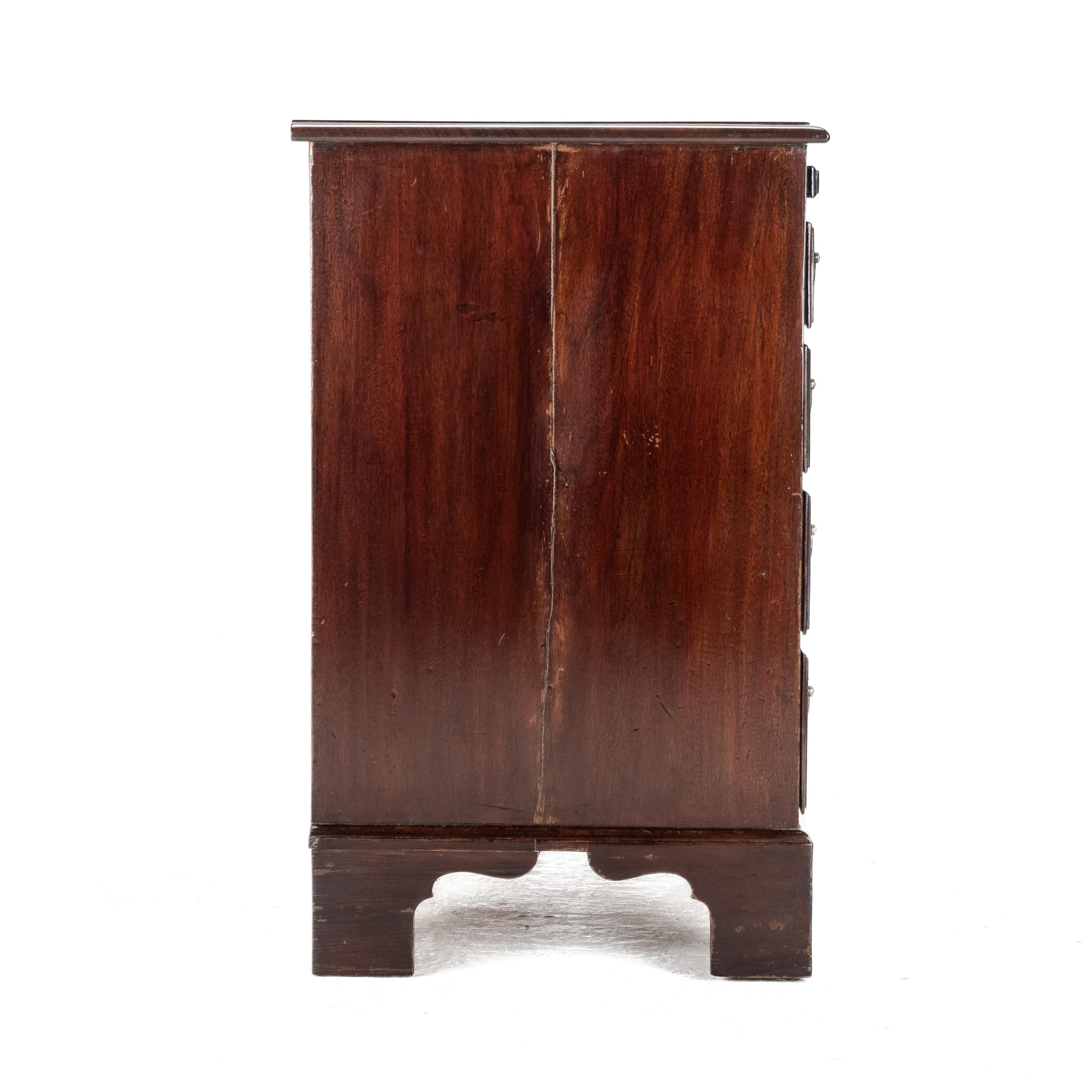 George II C18th Bachelors Mahogany Chest of Drawers Leather Brushing Slide c1750 For Sale 8