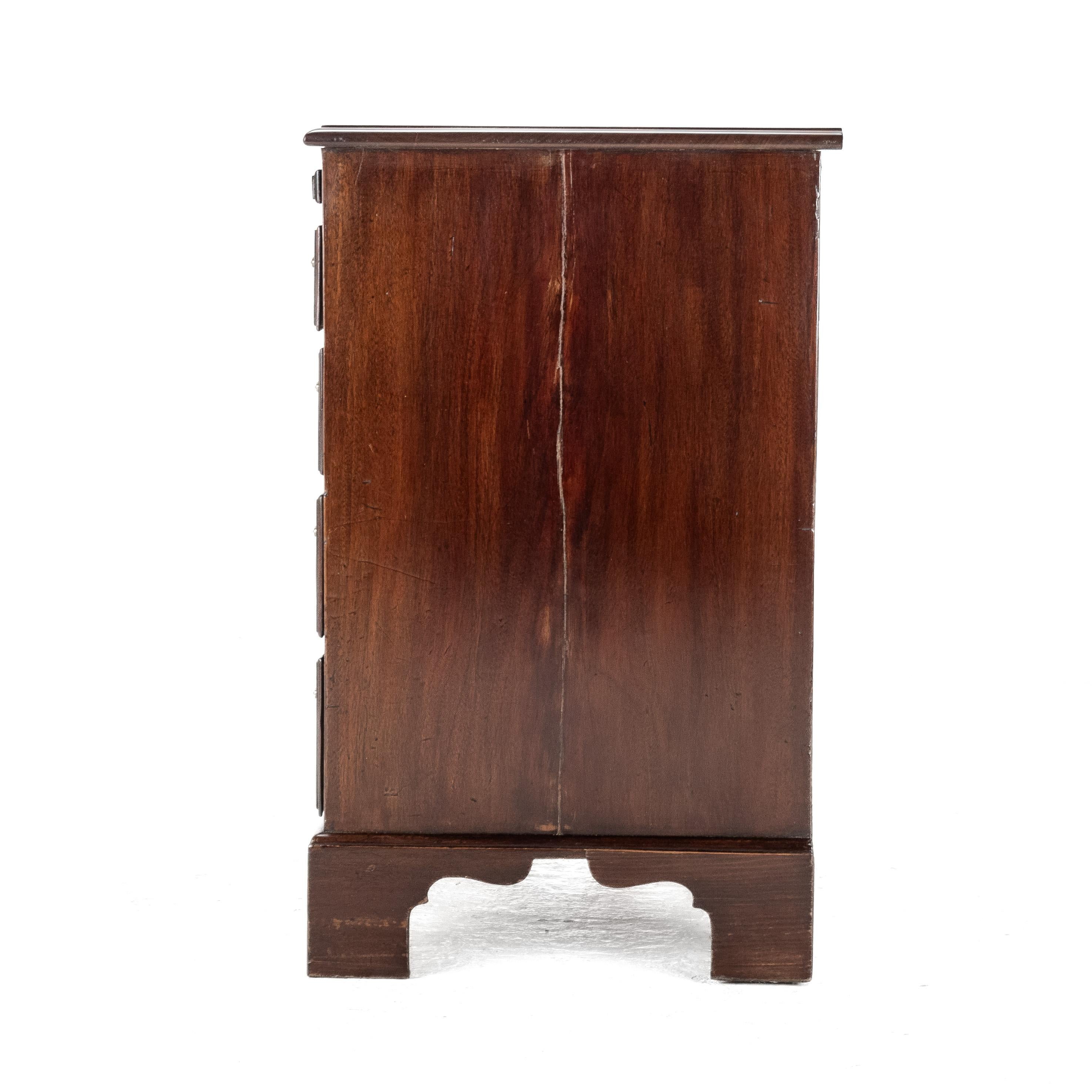 George II C18th Bachelors Mahogany Chest of Drawers Leather Brushing Slide c1750 For Sale 10