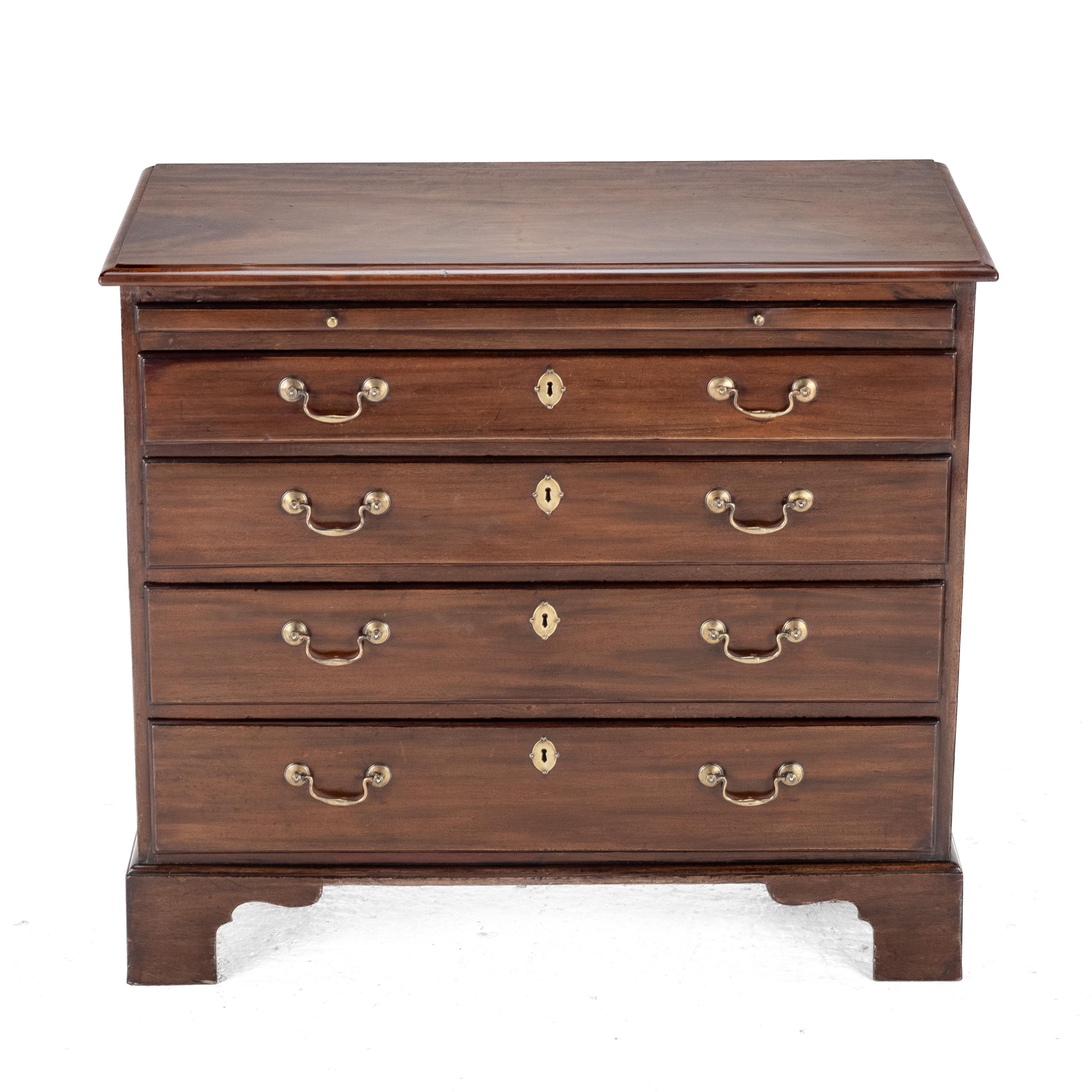 A George II Mahogany Bachelor’s Chest of Drawers with Tooled Green Leather Skiver Brushing Slide, Circa 1750
A fine George II period mahogany bachelor’s chest of drawers of small proportions. The oblong, solid mahogany top is beautifully figured and