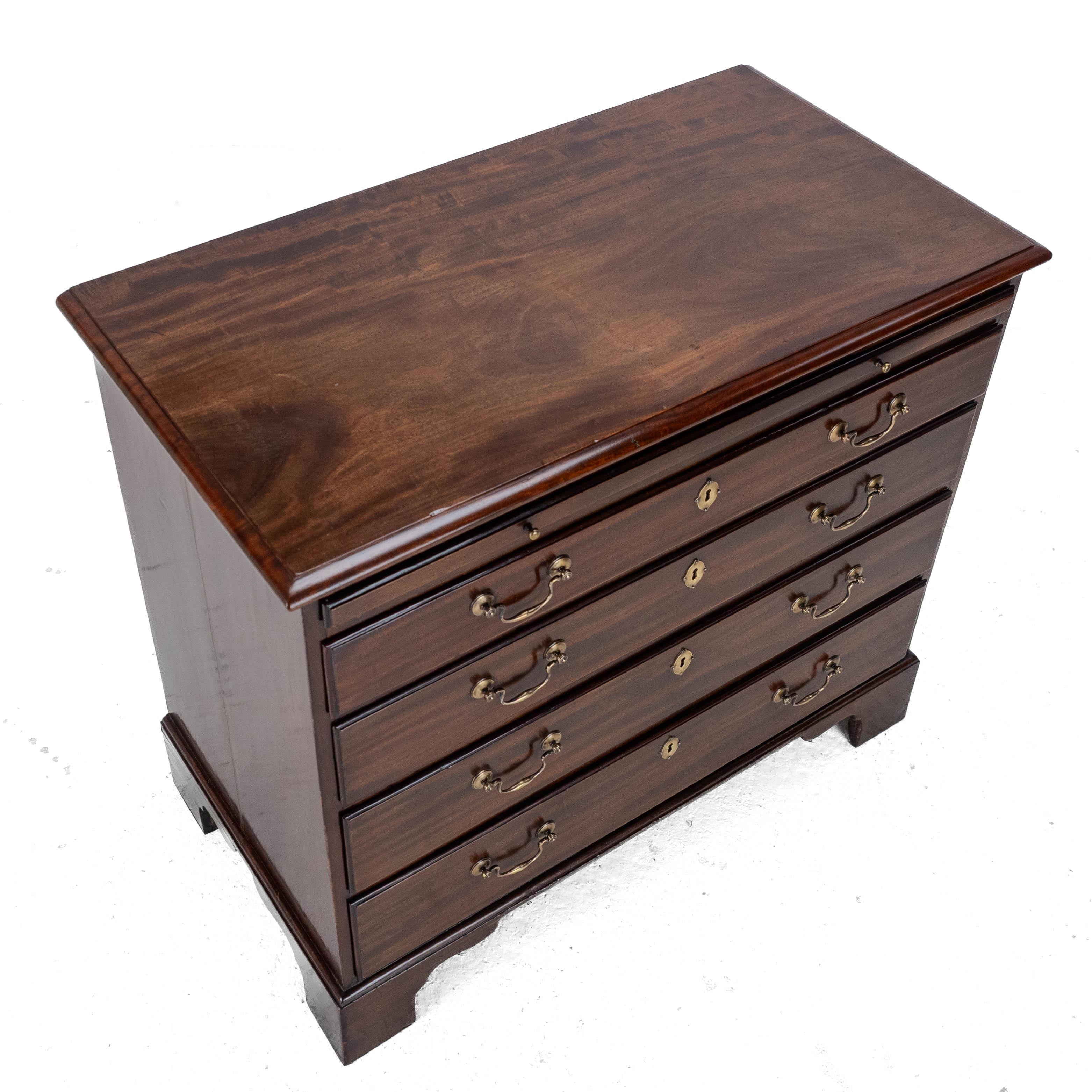George II C18e Commode à tiroirs en acajou pour célibataires Slide à brossage de cuir C1750 en vente 3