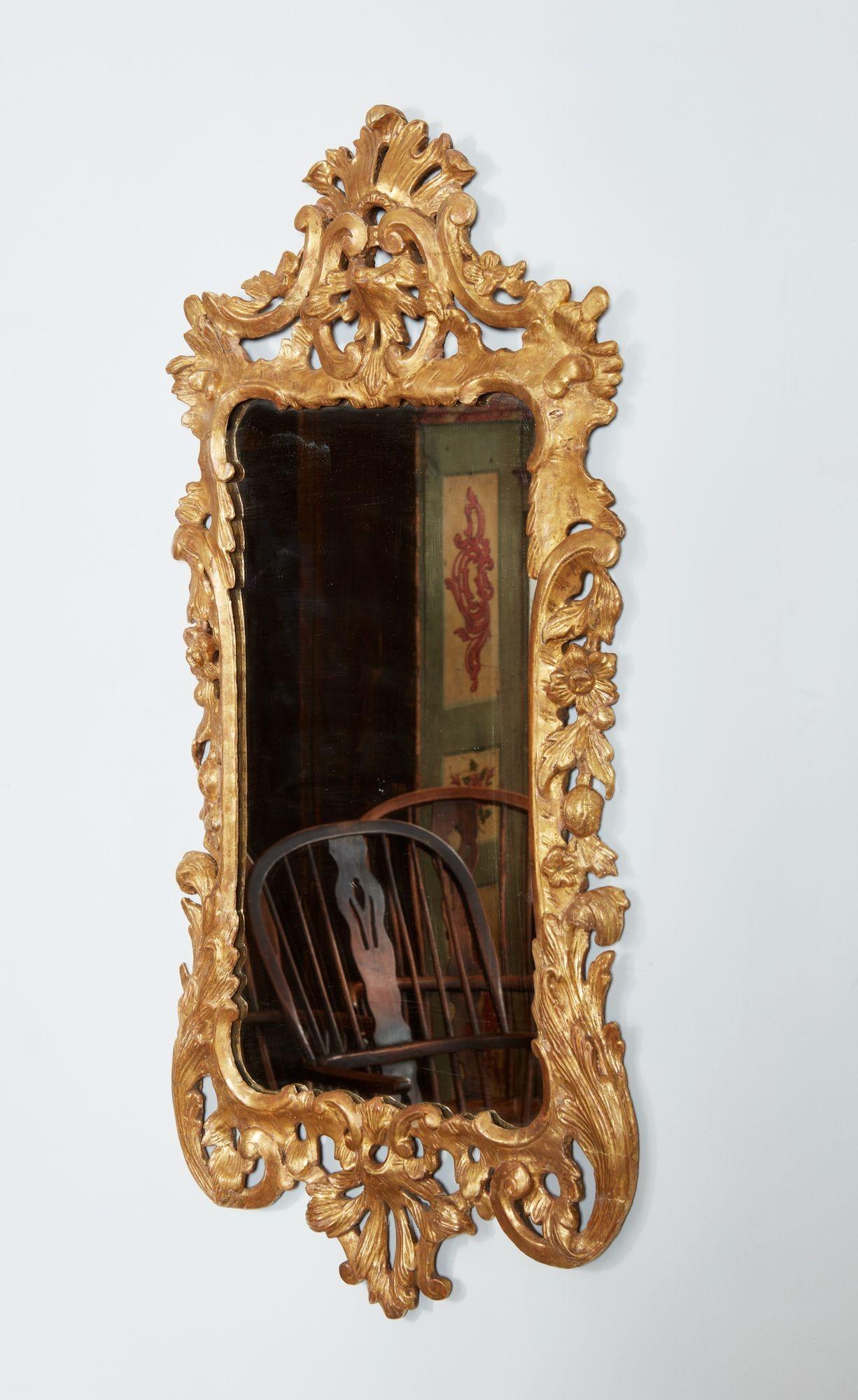 XVIIIe siècle Miroir rococo sculpté et doré George II en vente