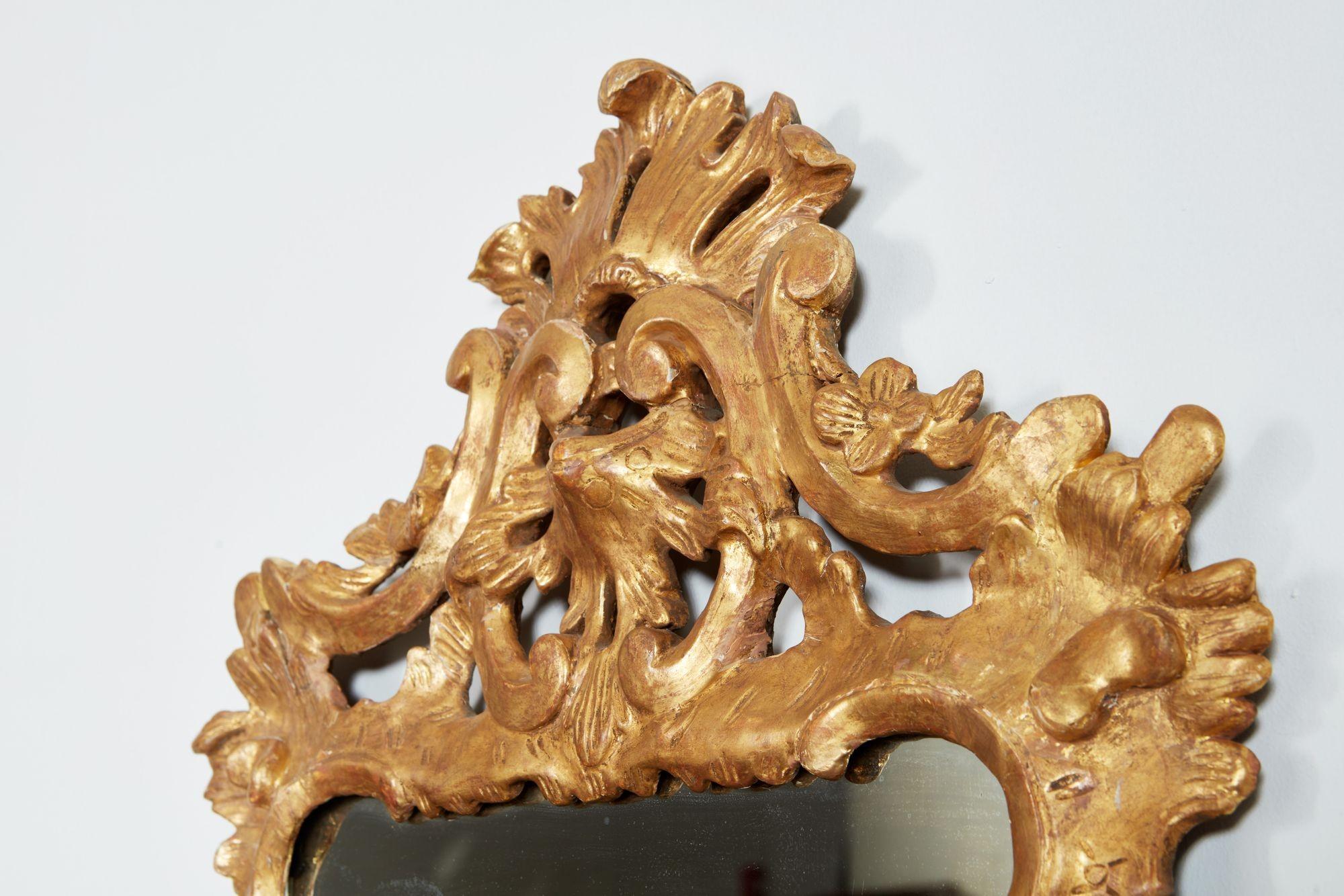 Bois doré Miroir rococo sculpté et doré George II en vente