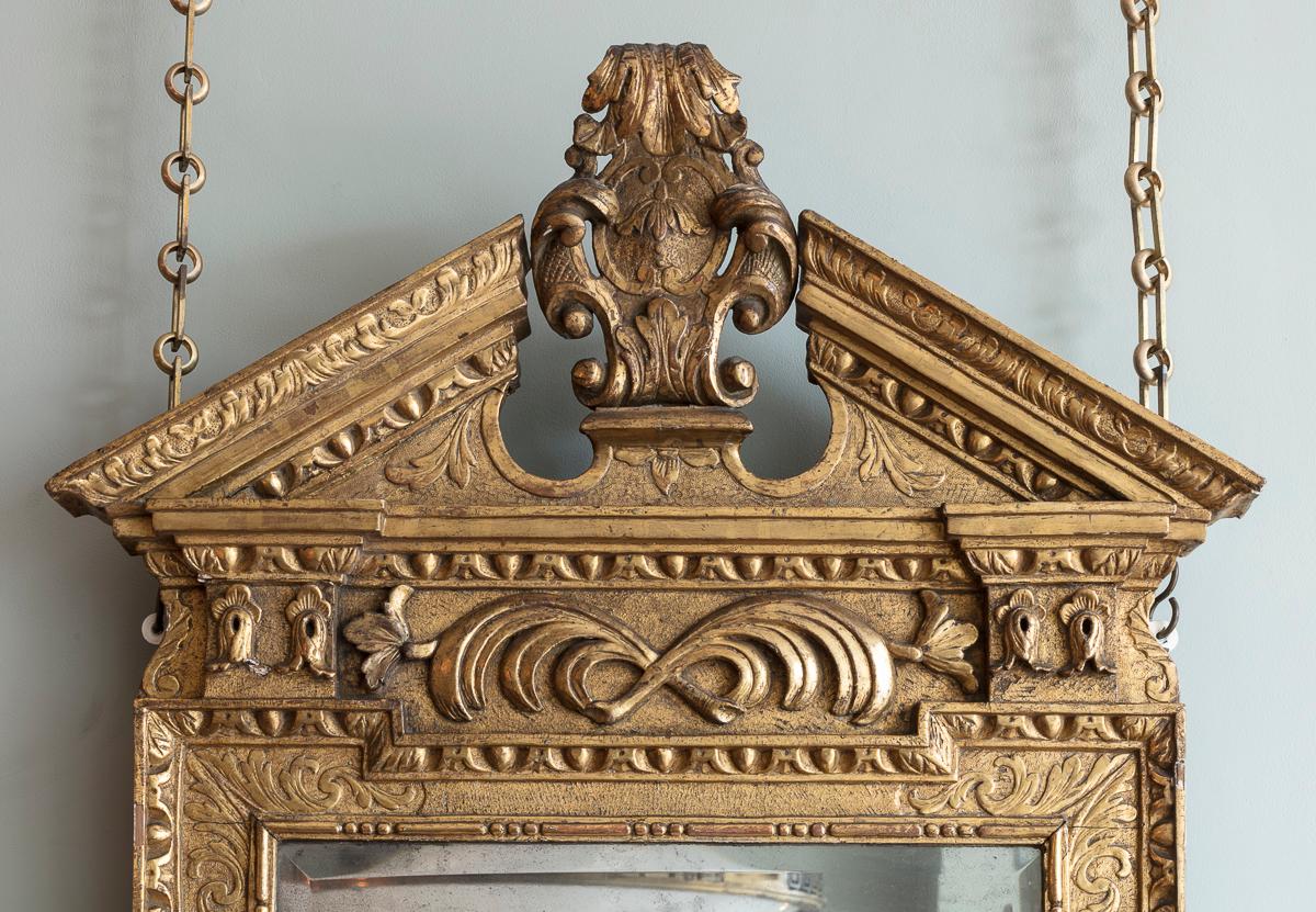 Ein George II geschnitzt Giltwood Palladian Pier Spiegel mit gebrochenen Giebel und Akanthus gekrönt und foliate geschnitzt scrolled Kartusche, der Fries mit gespreizten und überlappenden Palmblatt zentralen Detail, mit all over egg-and-dart und