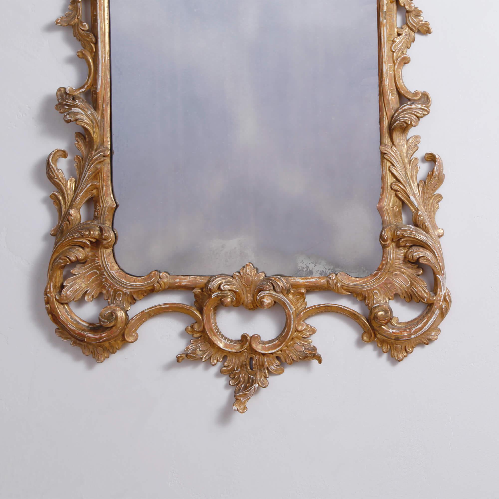 Anglais Miroir rococo en bois doré sculpté George II en vente