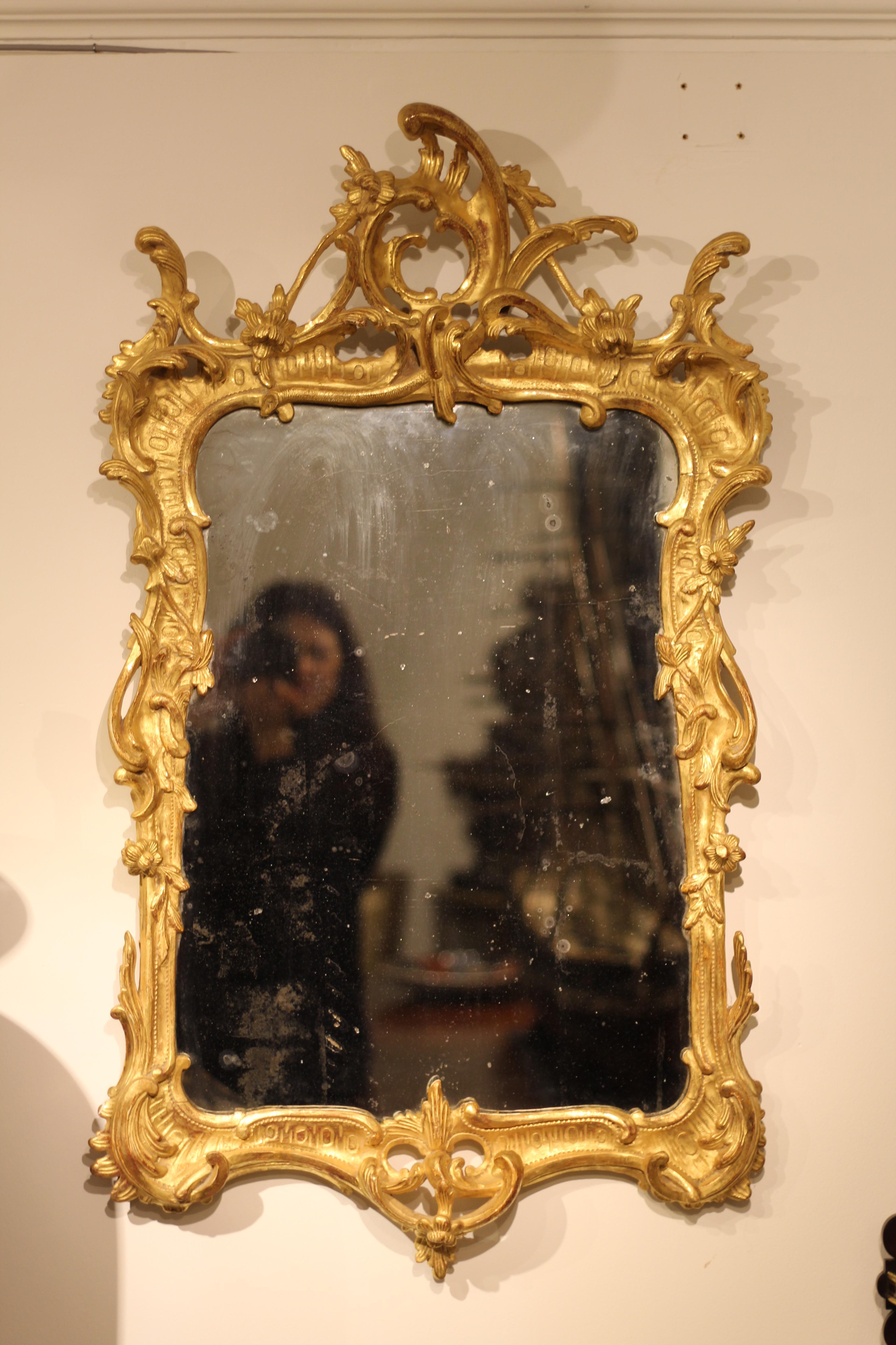 George II Carved Giltwood Wall Mirror In Good Condition For Sale In Lincoln, GB