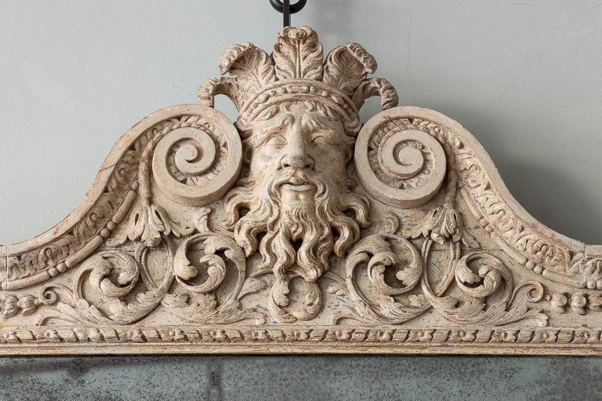 Uno splendido specchio da molo Kentian intagliato di Giorgio II

Sverniciato a secco con cura per rivelare la finitura originale in pietra verniciata di bianco. Con un frontone a voluta centrato da una maschera barbuta e coronata con un piatto
