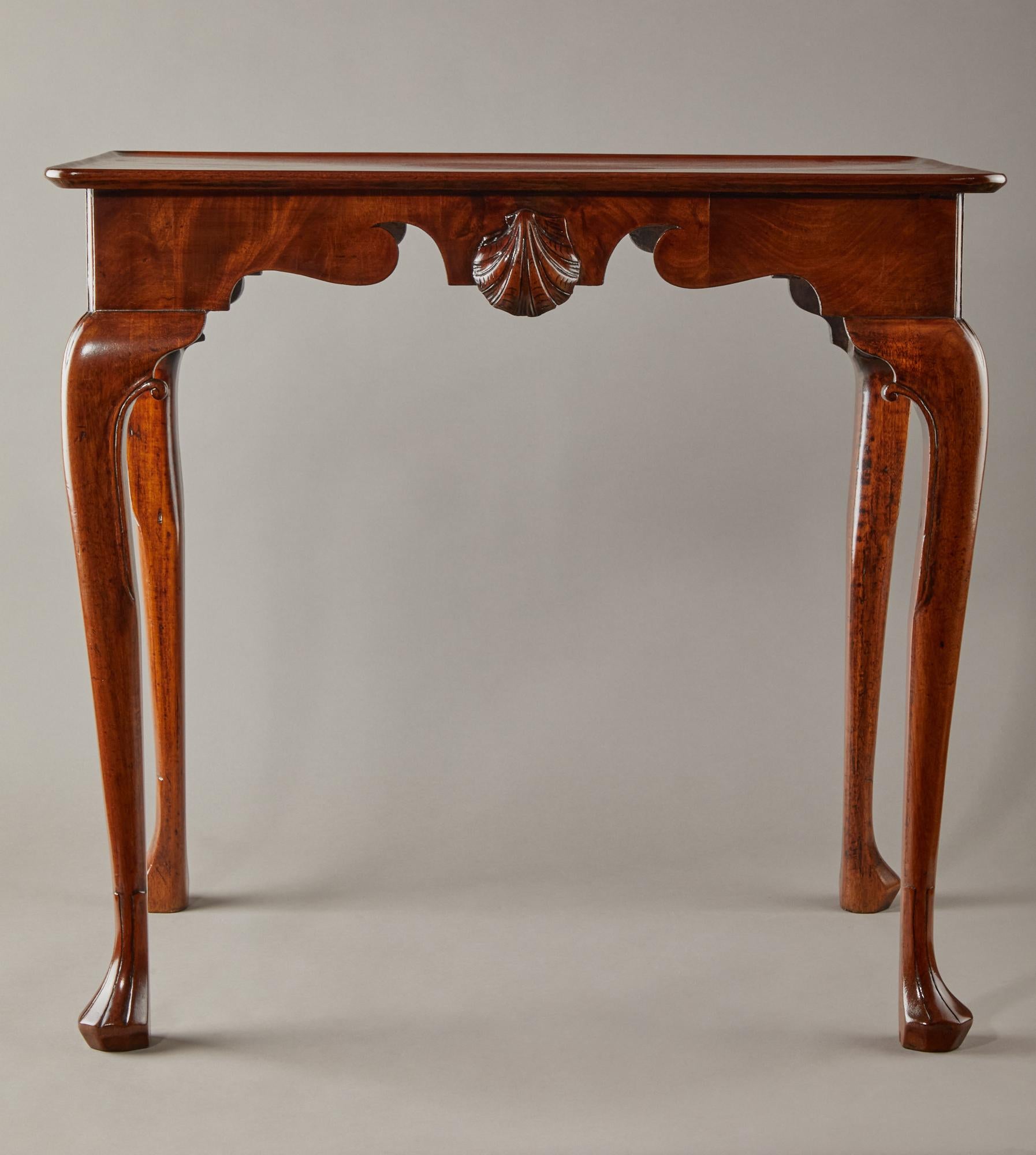 George II Carved Mahogany Tea Table In Good Condition For Sale In Hudson, NY