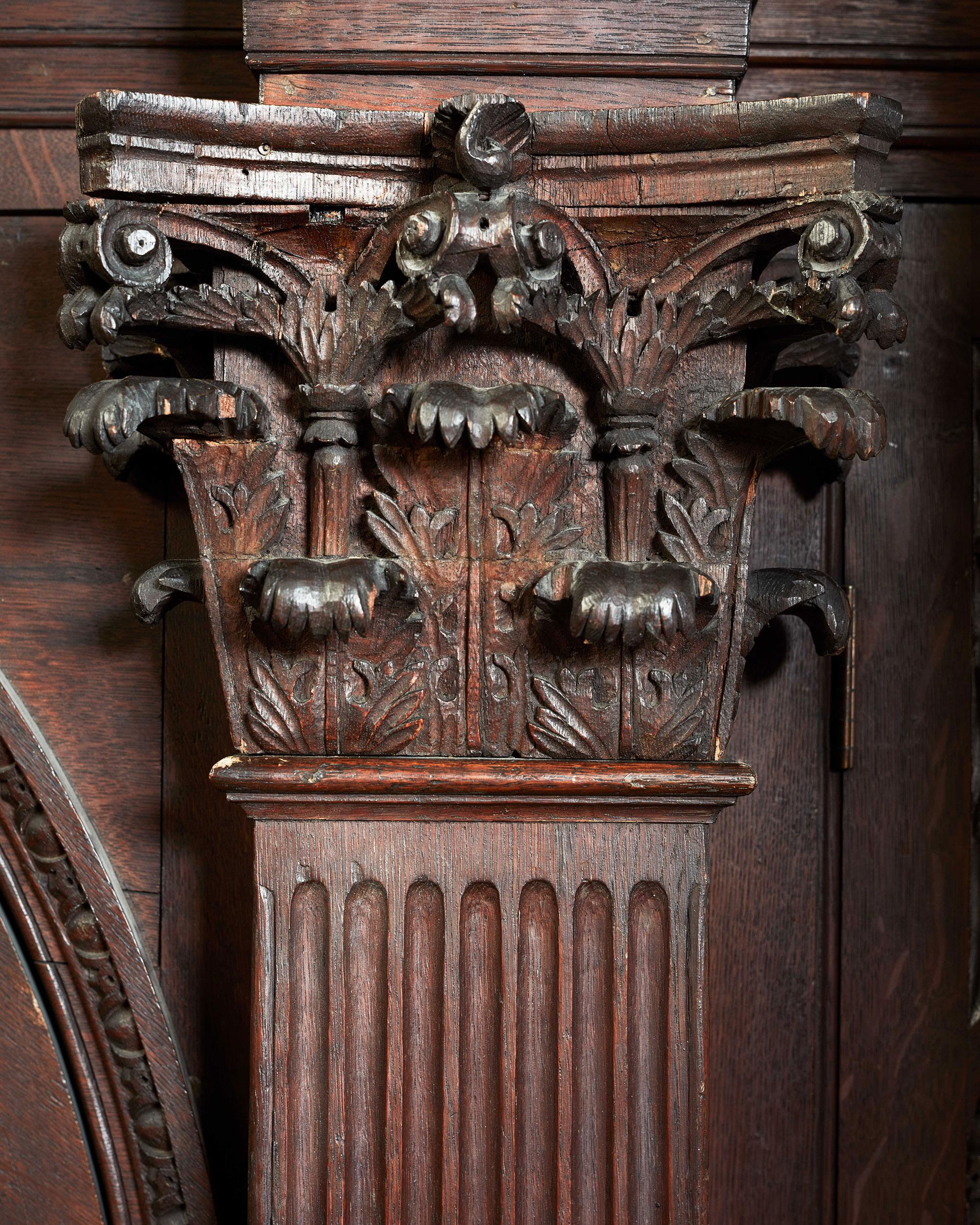 Magnifique bibliothèque en chêne sculpté de style George II

Avec des portes vitrées centrales, montrant le verre d'origine avec un mouvement doux dans les plaques, avec une configuration d'étagères. La corniche à gradins richement sculptée, avec