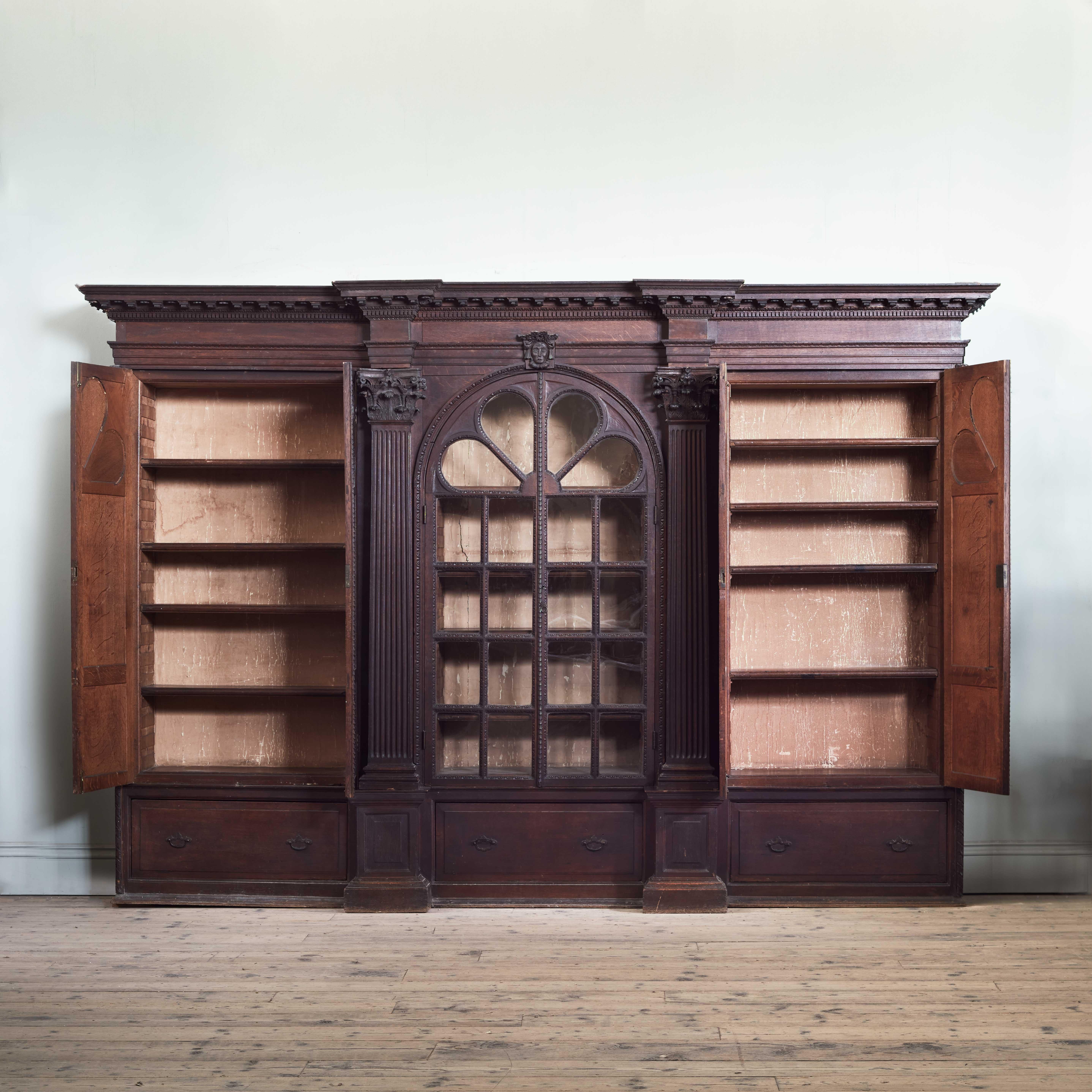 Sculpté Bibliothèque George II en Oak sculpté en vente