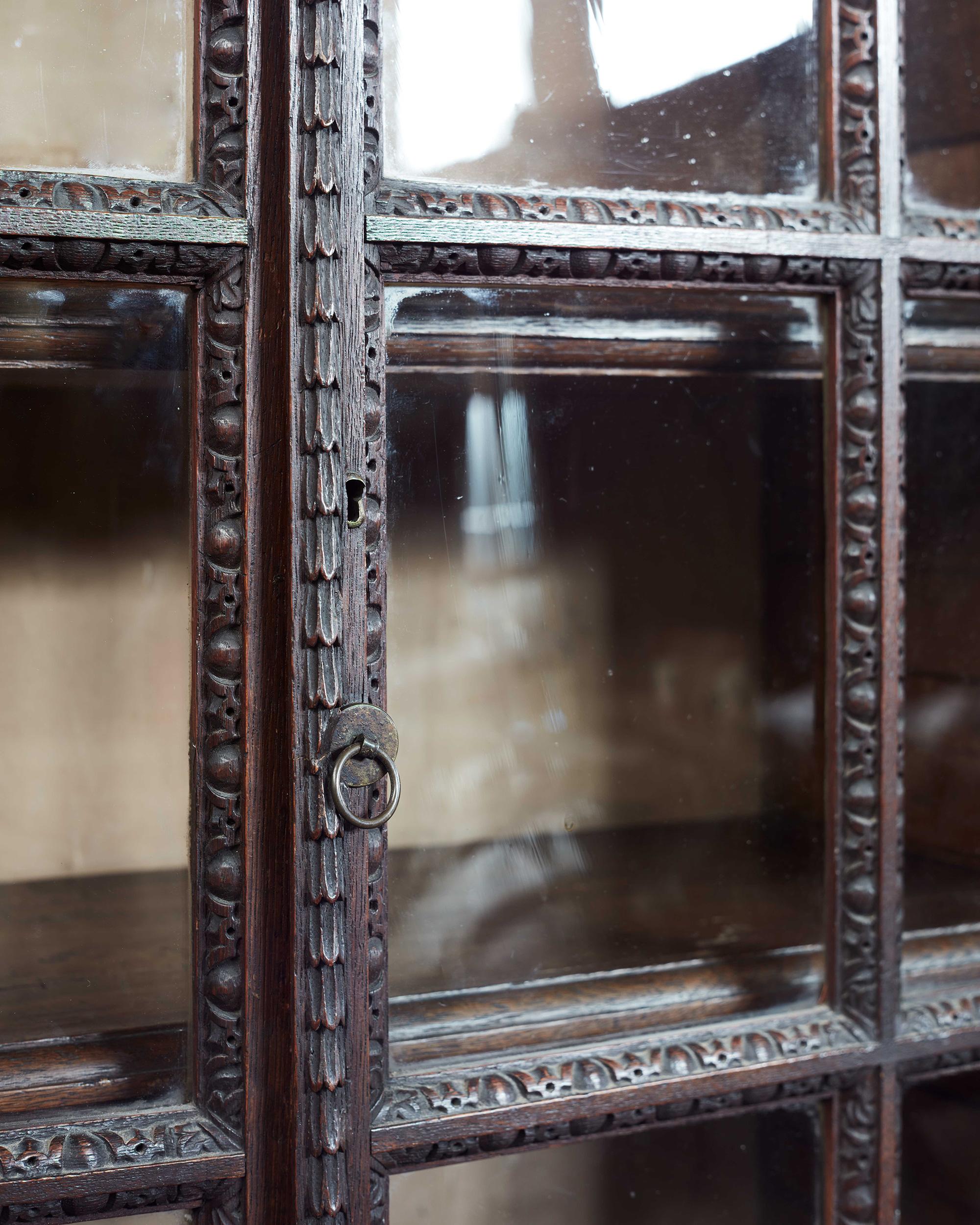 Bibliothèque George II en Oak sculpté Bon état - En vente à London, GB