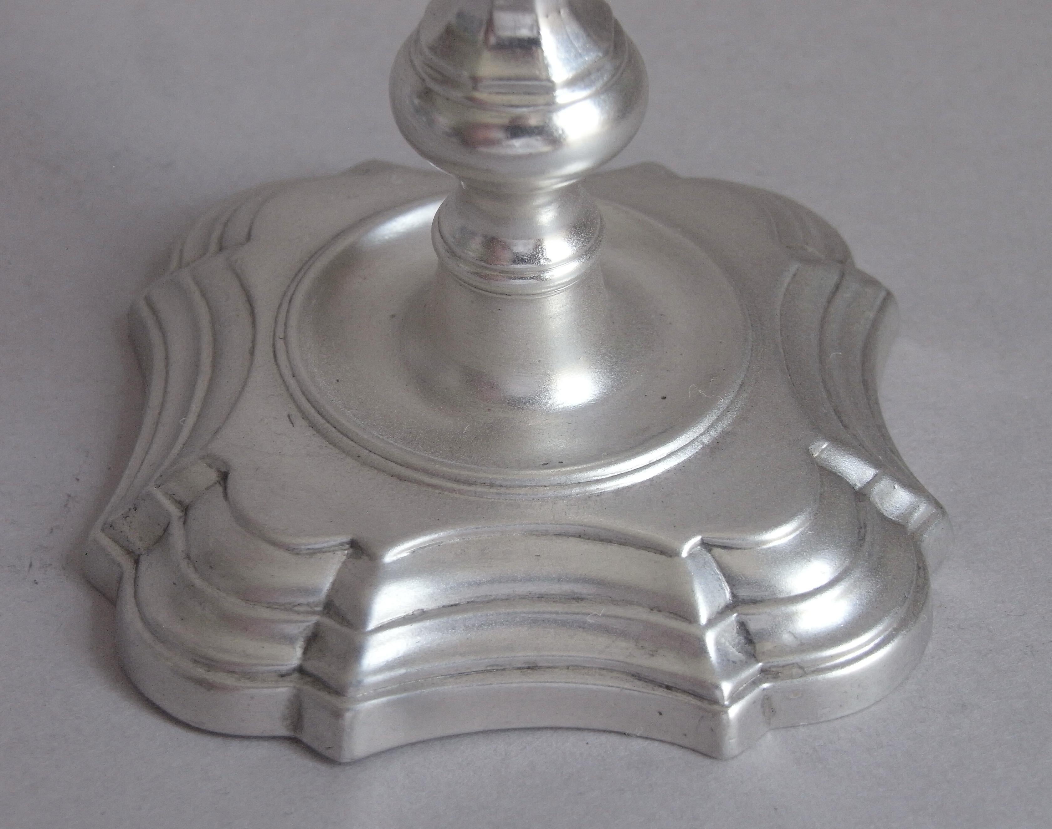 Taperstick aus Guss aus der George-II-Periode, hergestellt in London von Bennett Bradshaw und Robert Tyrrill (Silber) im Angebot