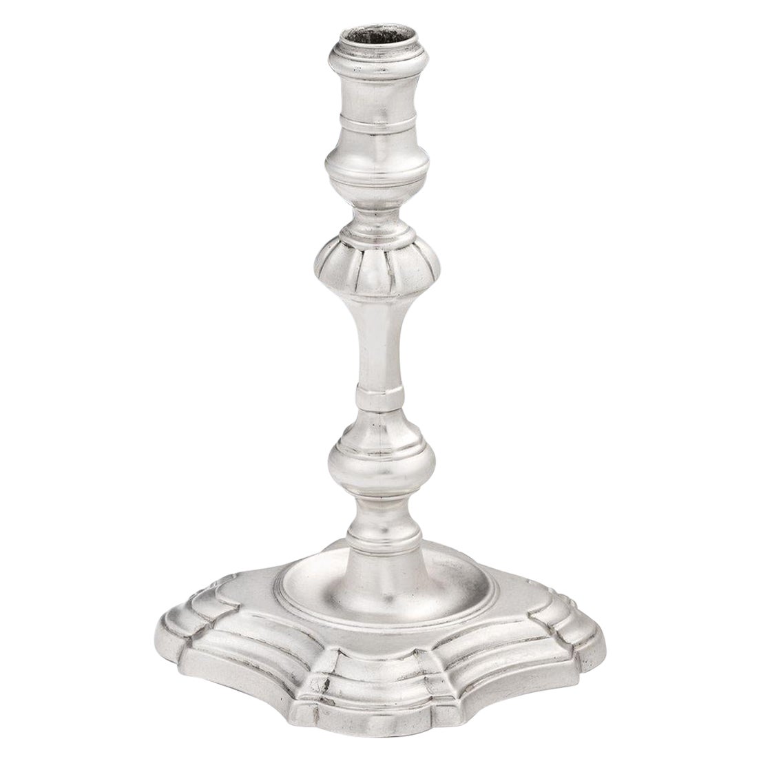 Taperstick aus Guss aus der George-II-Periode, hergestellt in London von Bennett Bradshaw und Robert Tyrrill