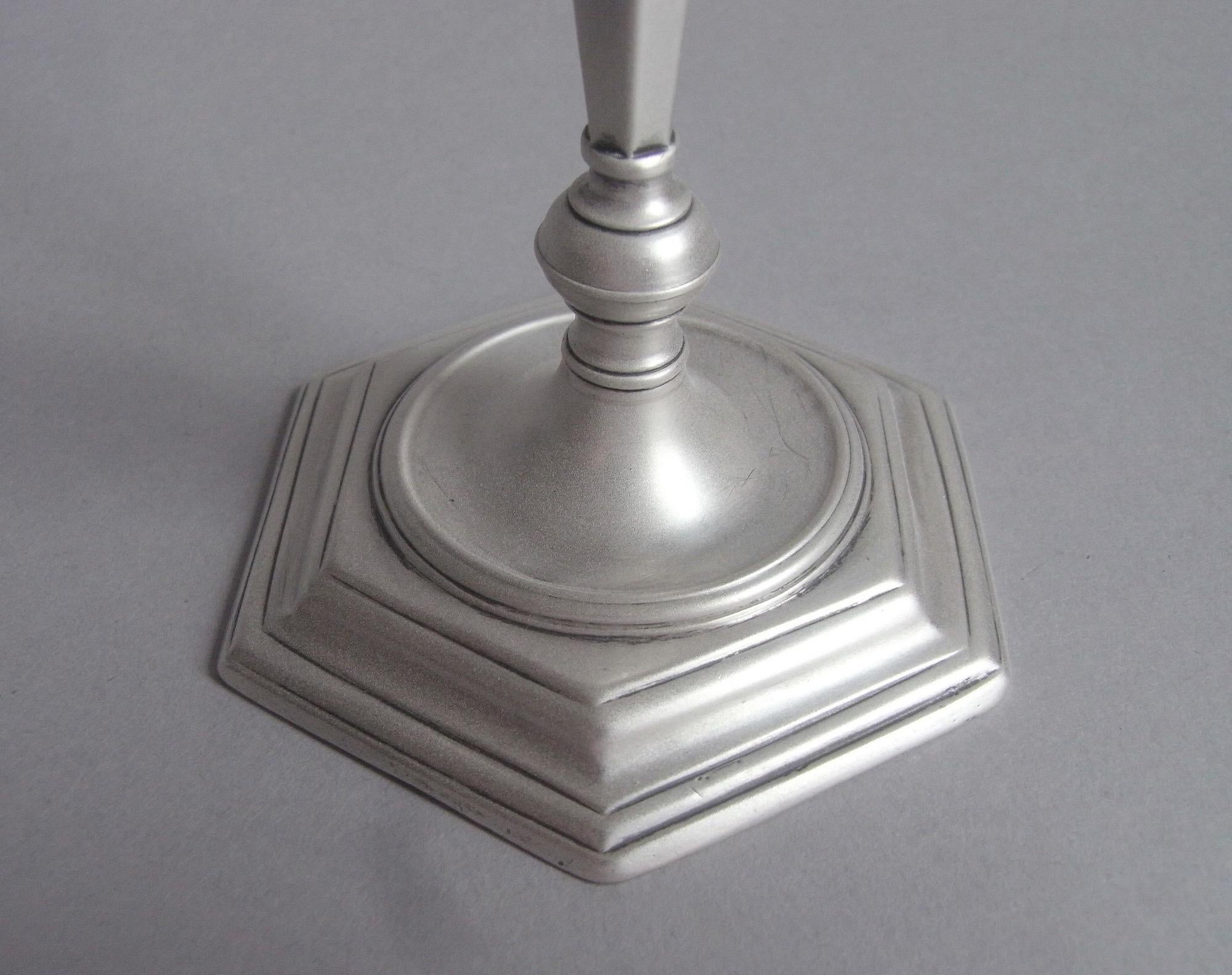 Un raffinatissimo bastone da tovagliolo in fusione di Giorgio II realizzato a Londra nel 1731 da Thomas Mason

Il bastone da toilette è fuso e presenta una base esagonale a gradini, decorata con un'incisione. Il pozzo centrale circolare si innalza