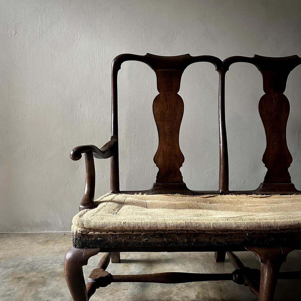 Milieu du XVIIIe siècle Canapé à dossier de chaise George II en vente