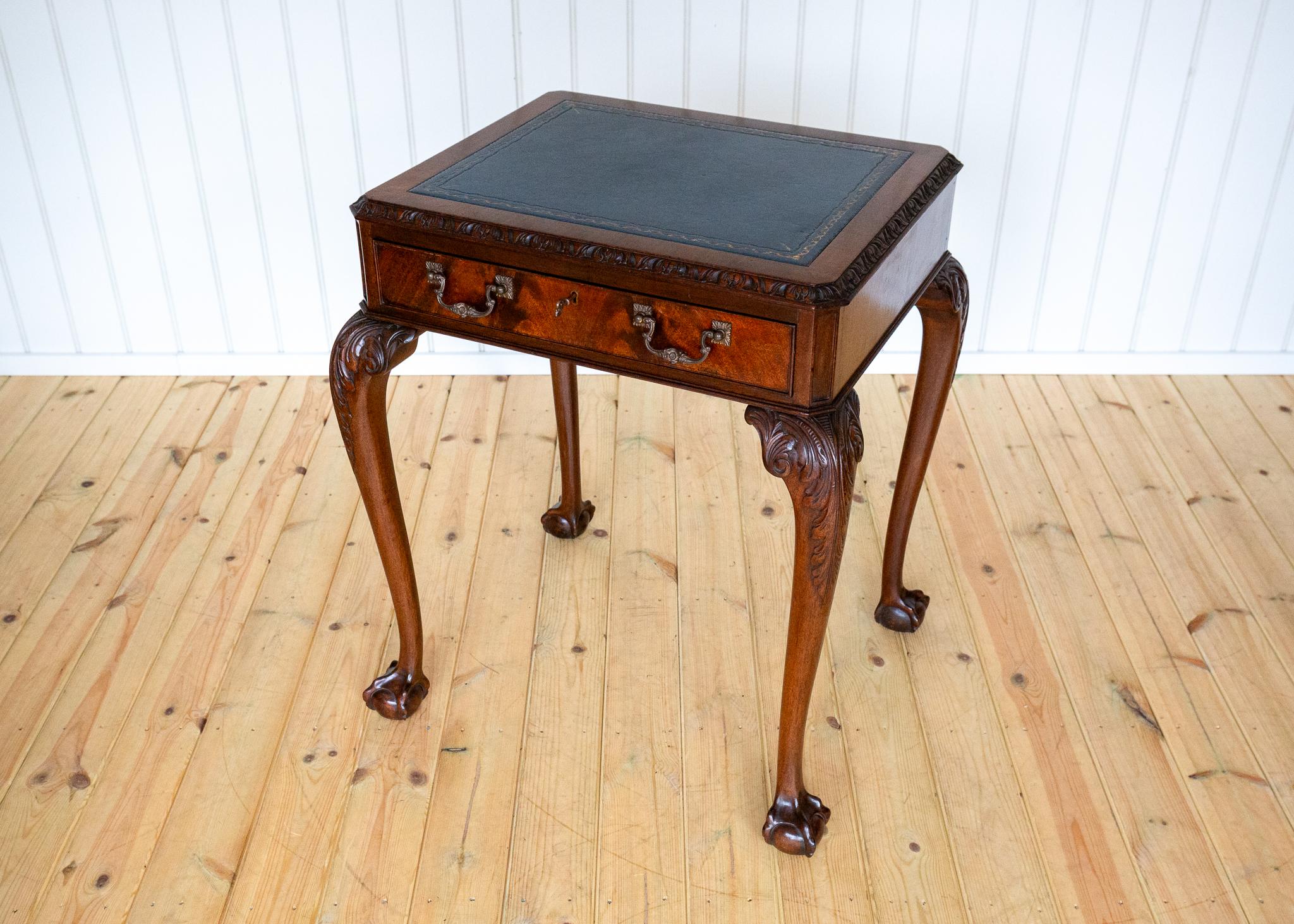 George II Chippendale Style Desk Mahogany Leather Top Antique Console Side Table in vendita 4