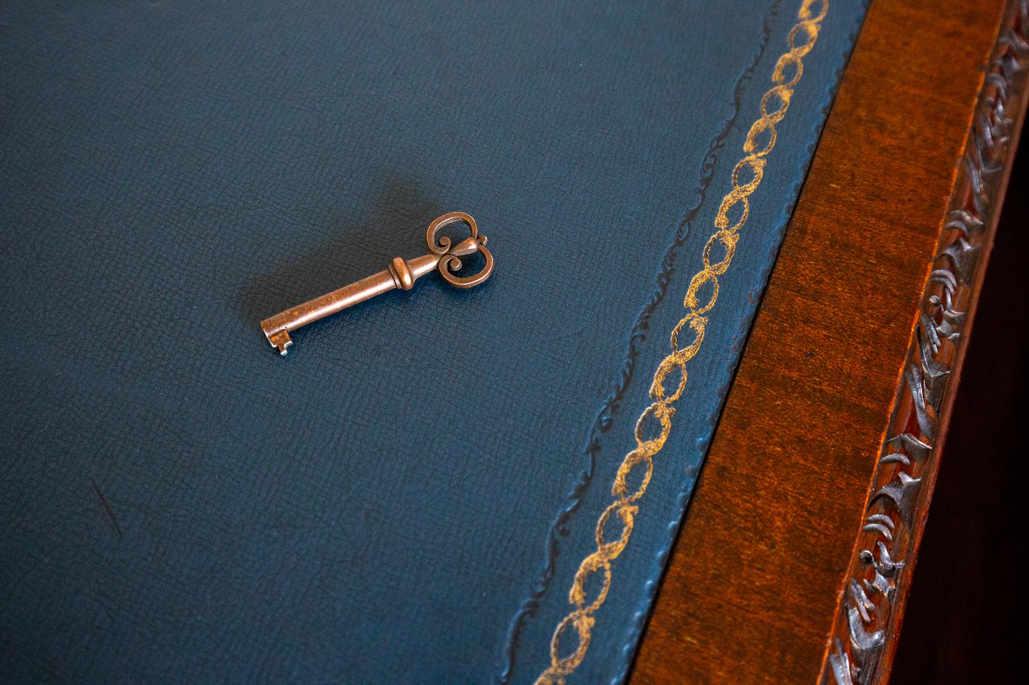 George II Chippendale Style Desk Mahogany Leather Top Antique Console Side Table in vendita 12
