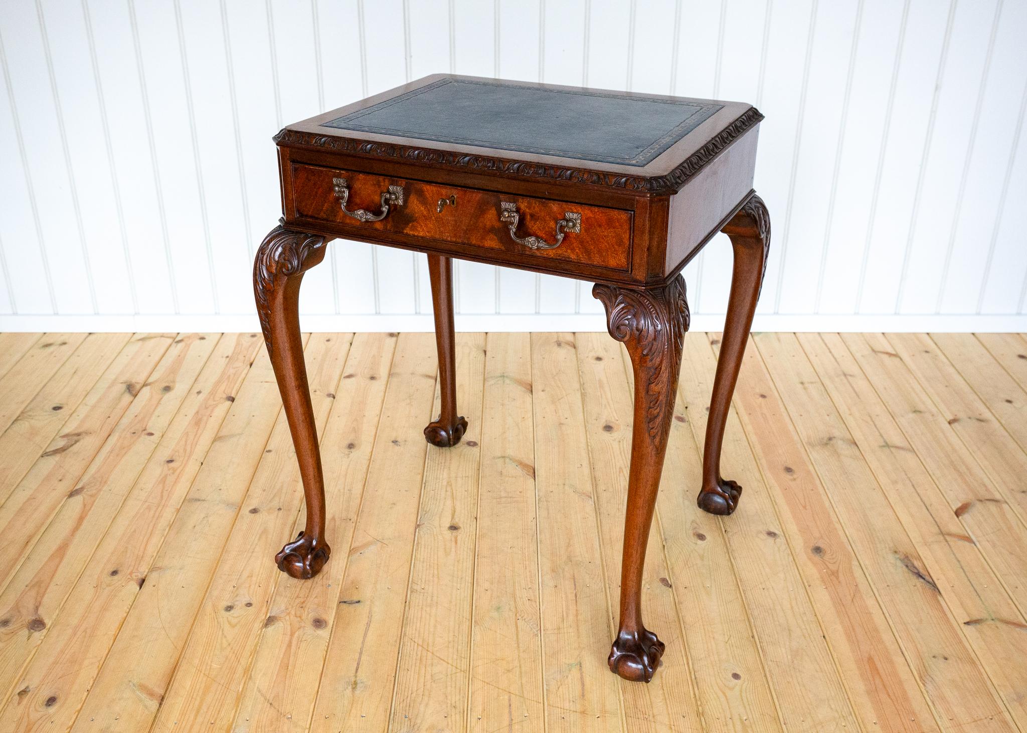 Una scrivania in mogano in stile Chippendale, con piano in pelle e cassetto con chiusura a chiave, in ottime condizioni vintage. Realizzata in stile George II con splendidi dettagli intagliati, probabilmente all'inizio della metà del XX secolo,