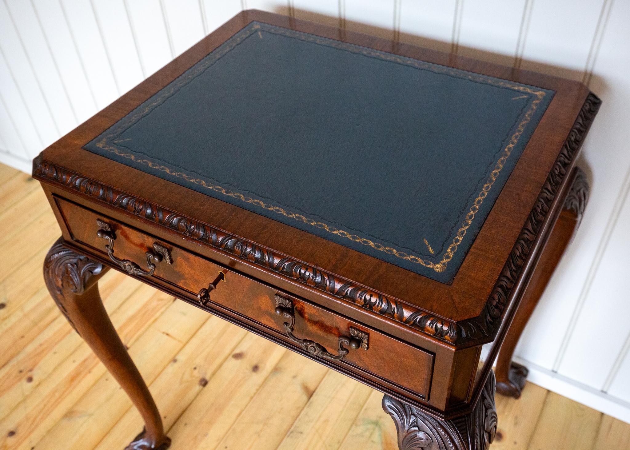 Britannico George II Chippendale Style Desk Mahogany Leather Top Antique Console Side Table in vendita