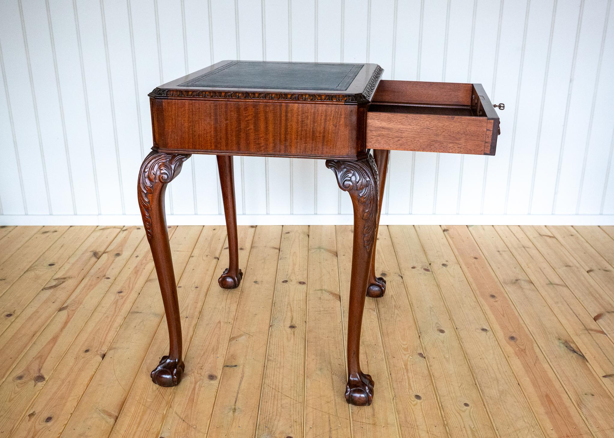 Metallo George II Chippendale Style Desk Mahogany Leather Top Antique Console Side Table in vendita