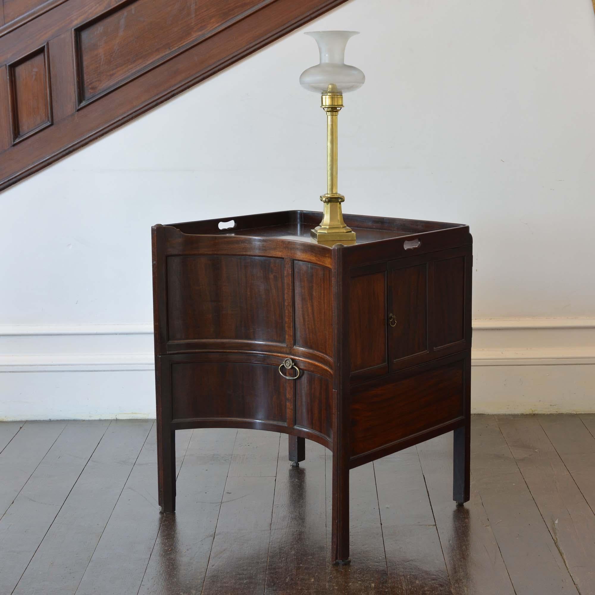 George II concave mahogany commode For Sale 4