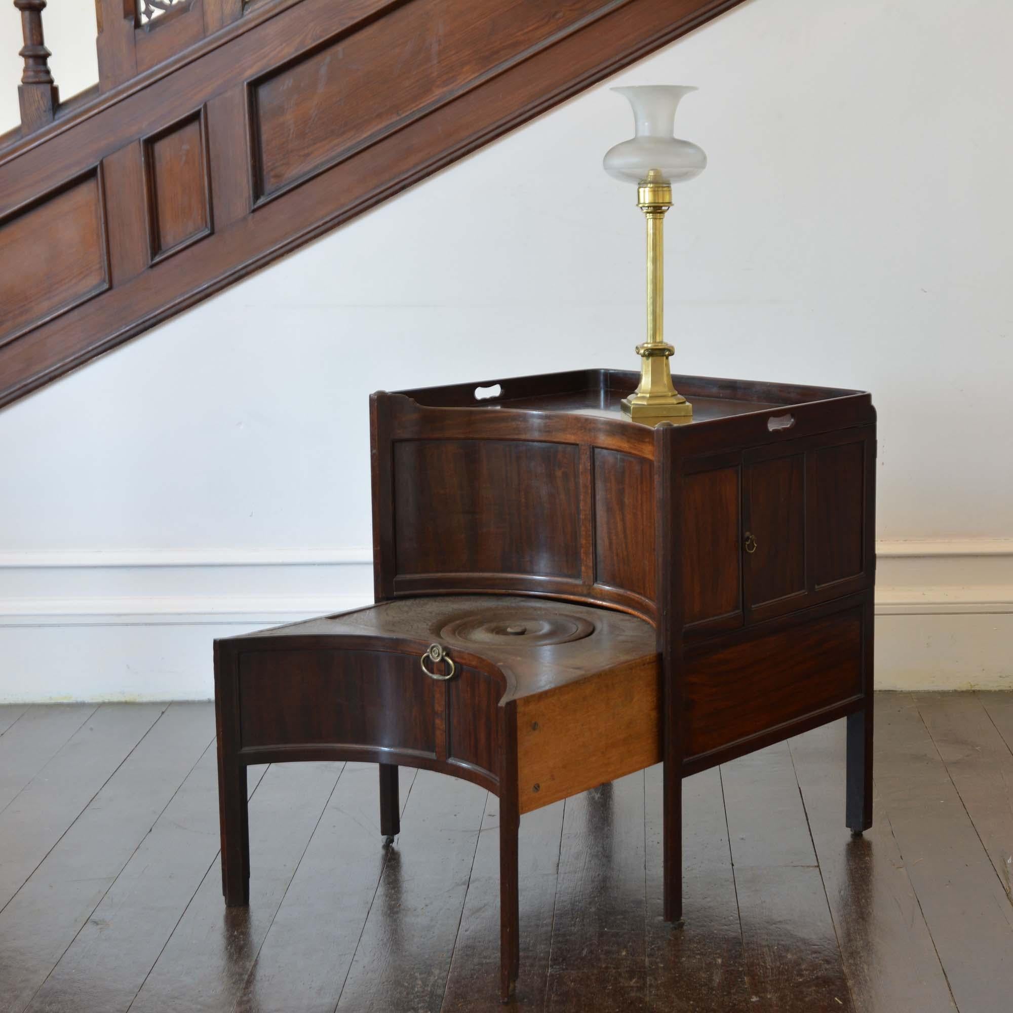 George II concave mahogany commode For Sale 5
