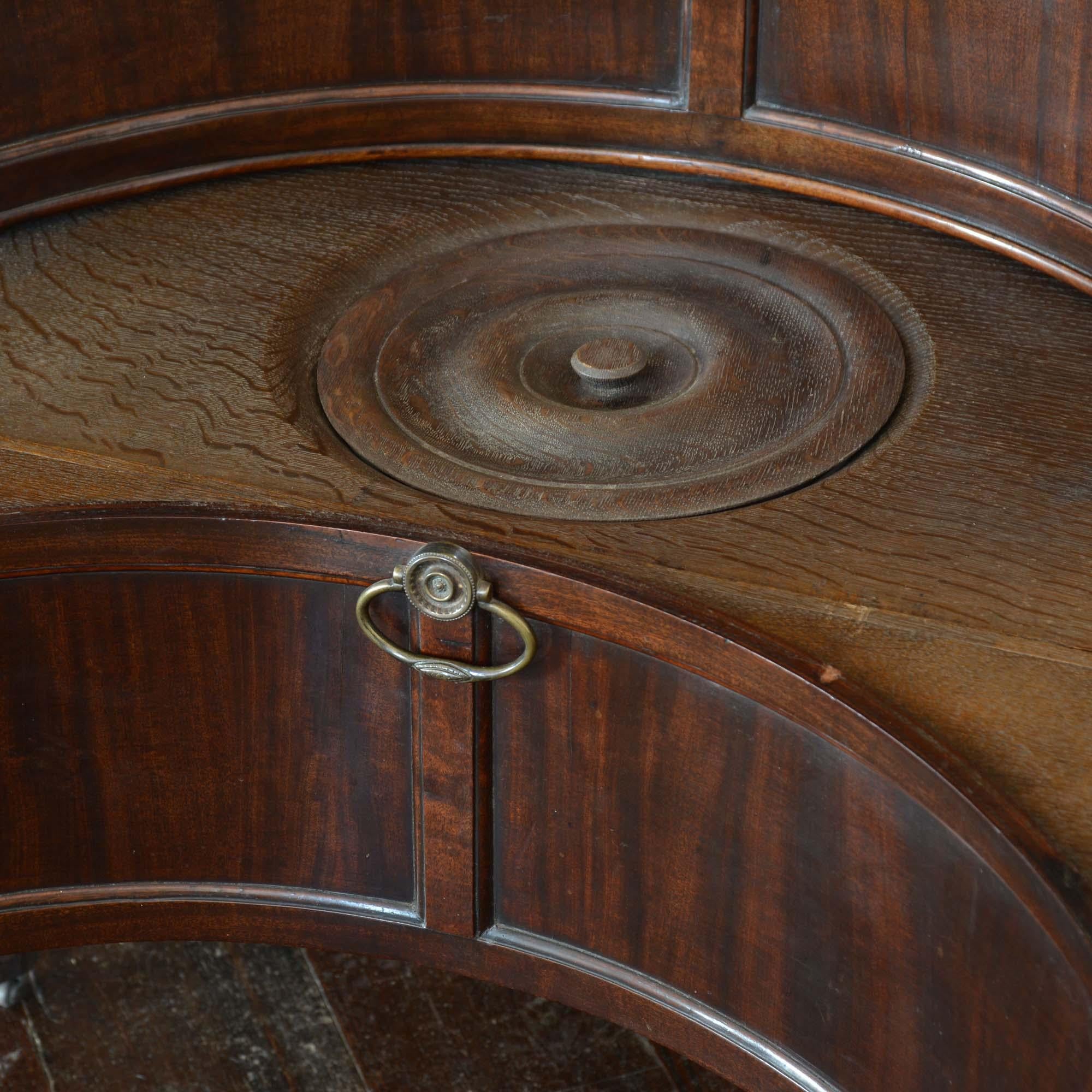 George II concave mahogany commode For Sale 7