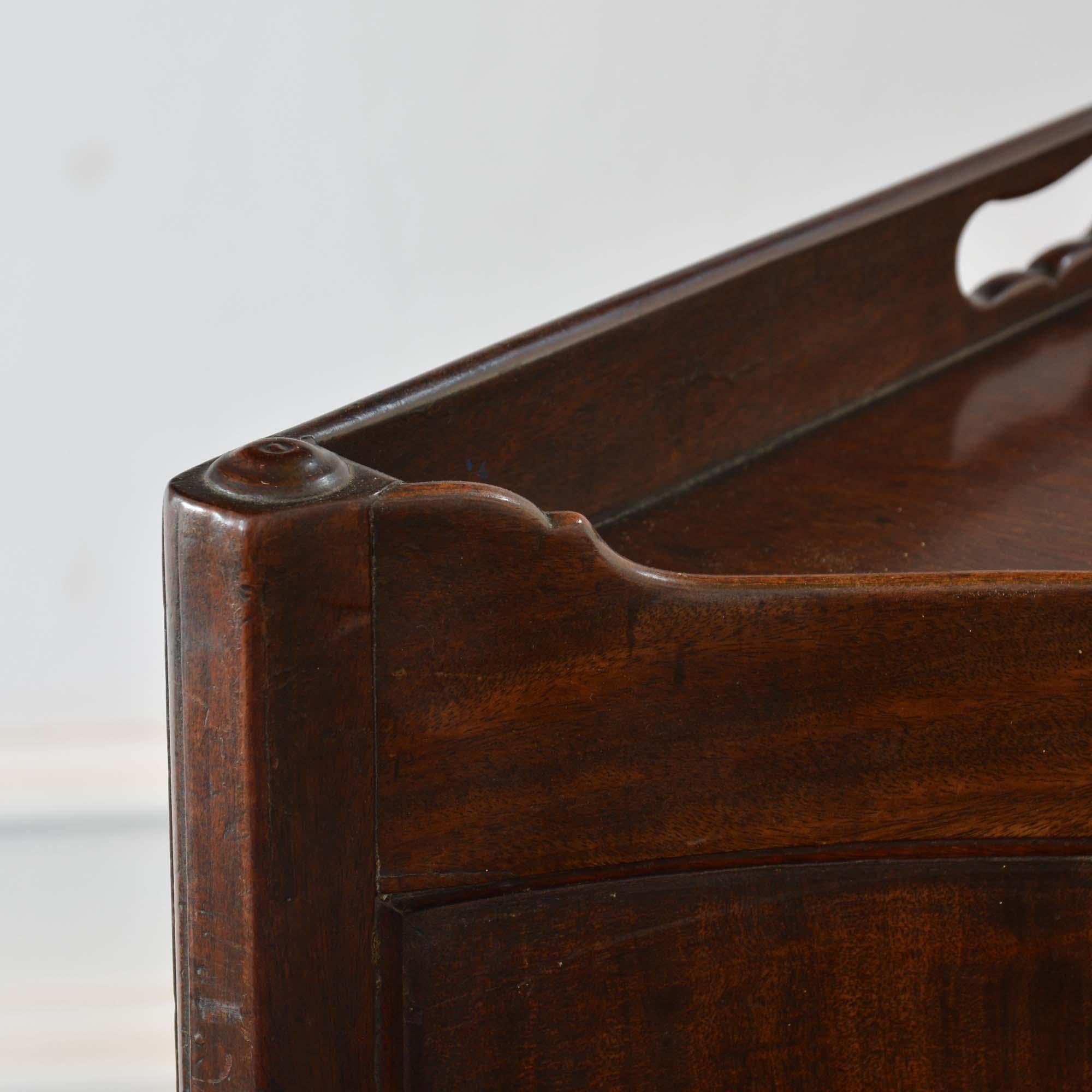 George II concave mahogany commode For Sale 8