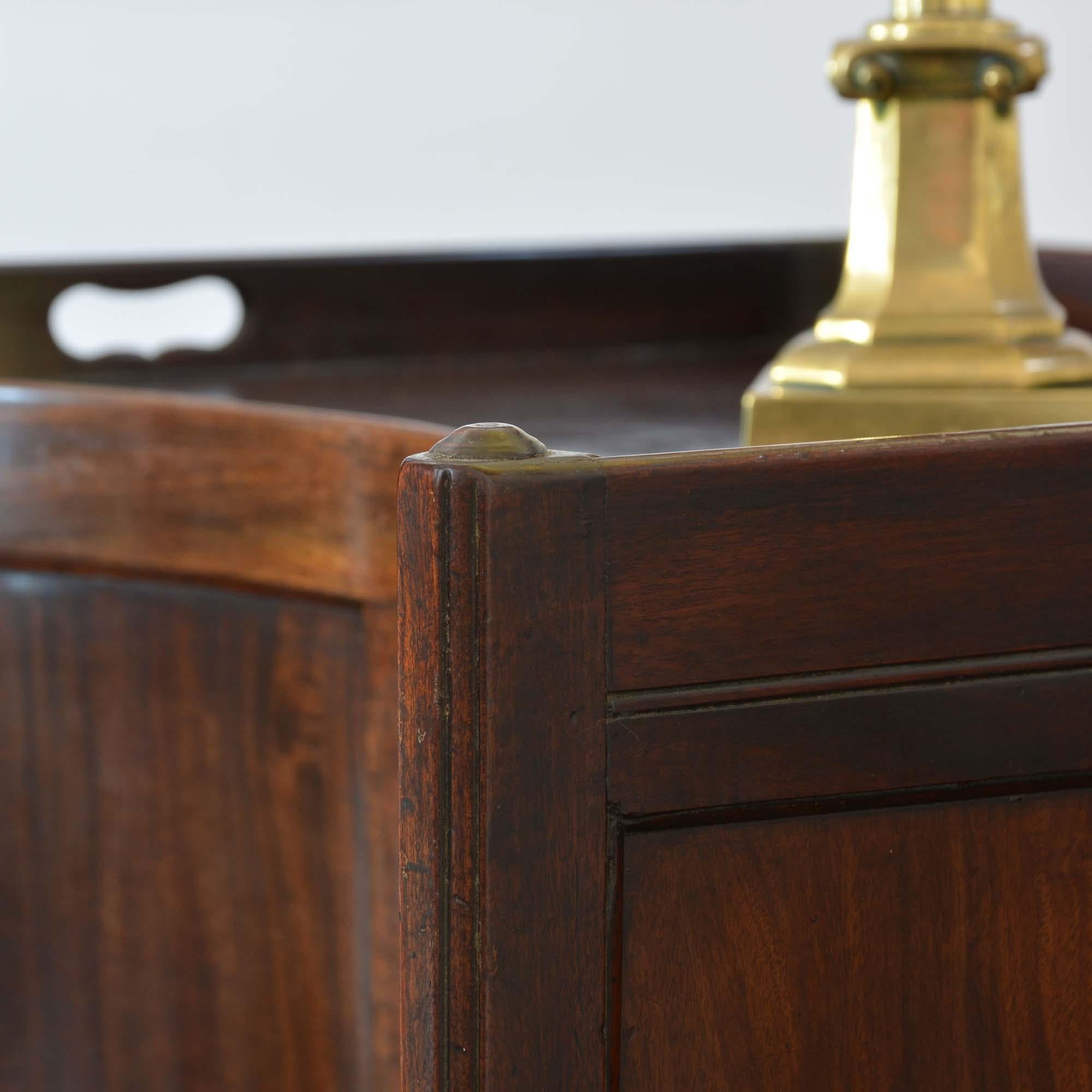 George II concave mahogany commode For Sale 9