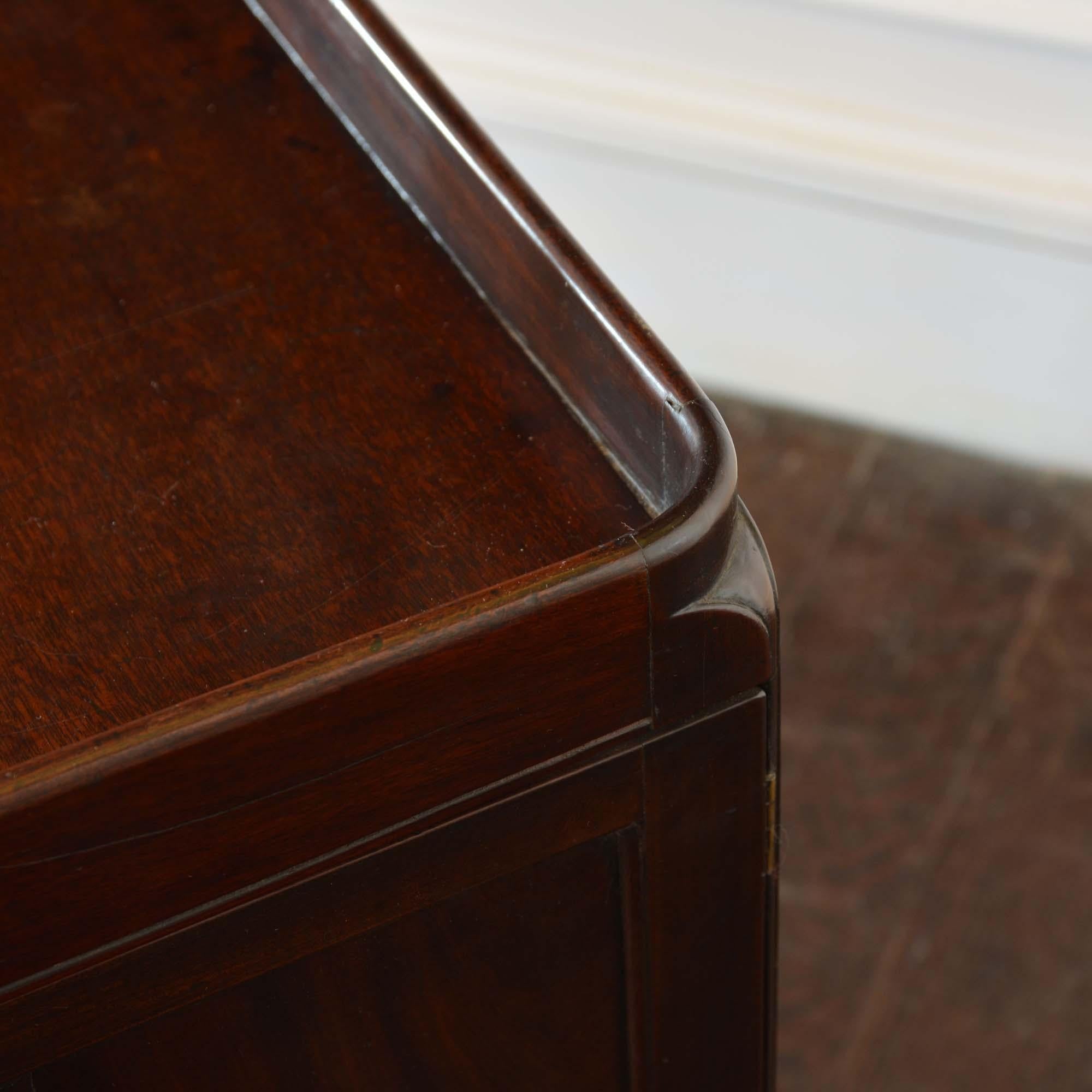 George II concave mahogany commode For Sale 10