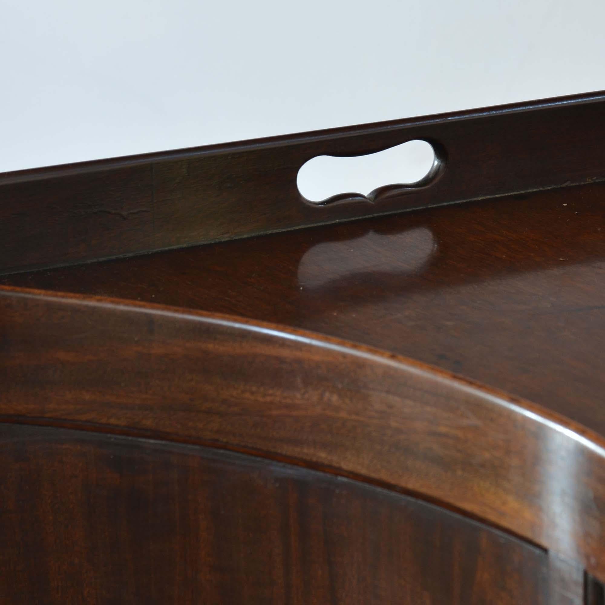 George II concave mahogany commode For Sale 11
