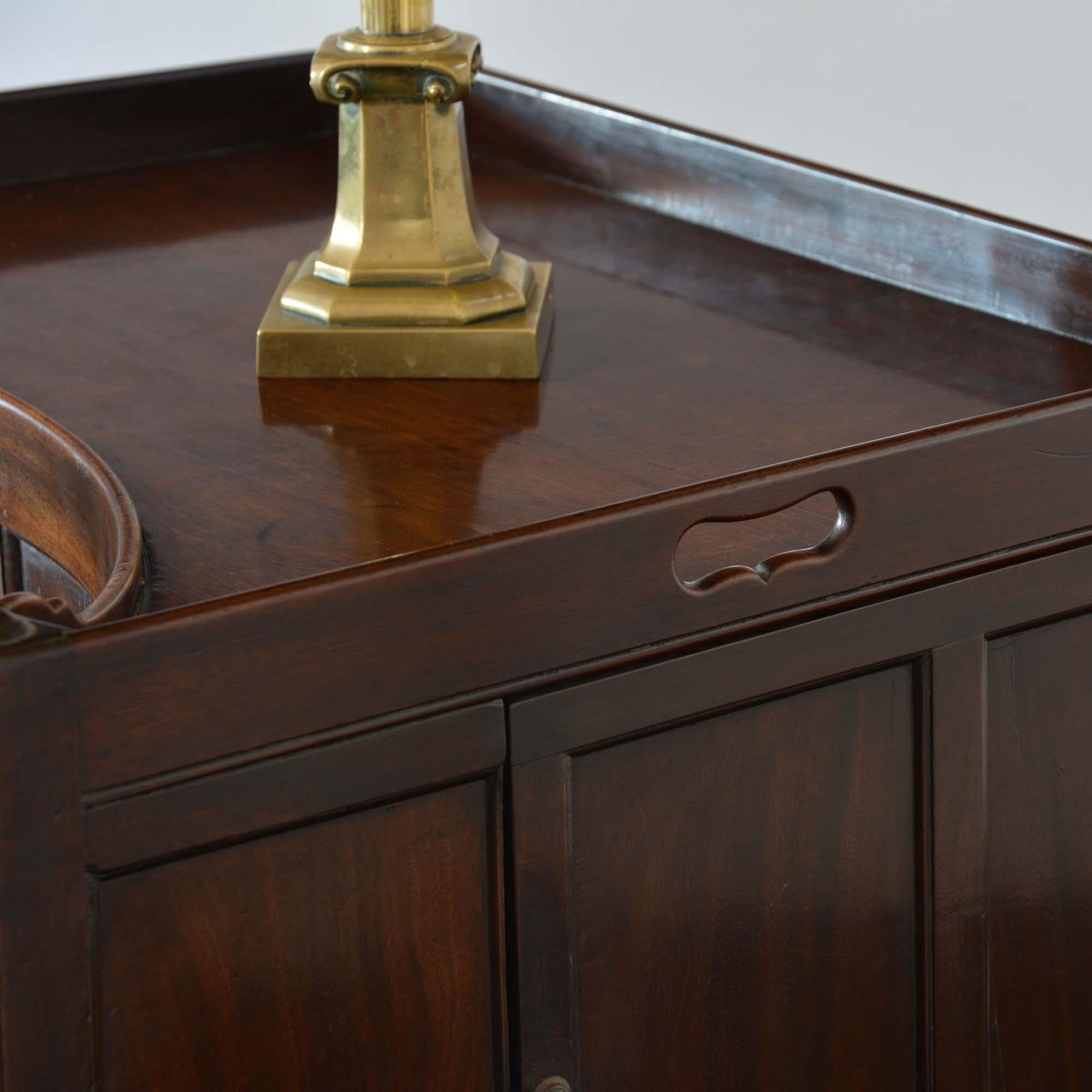 George II concave mahogany commode For Sale 12