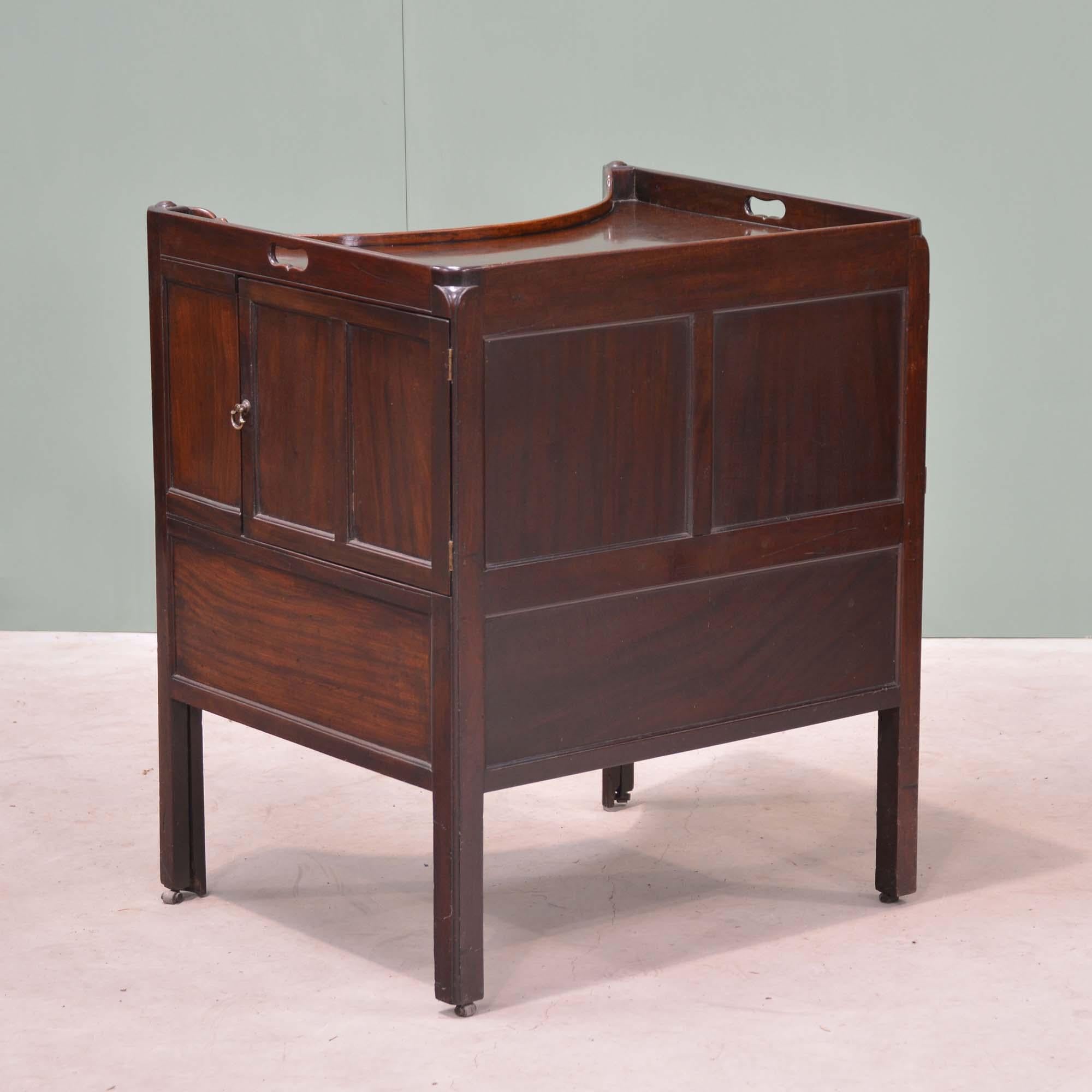 George II concave mahogany commode For Sale 14