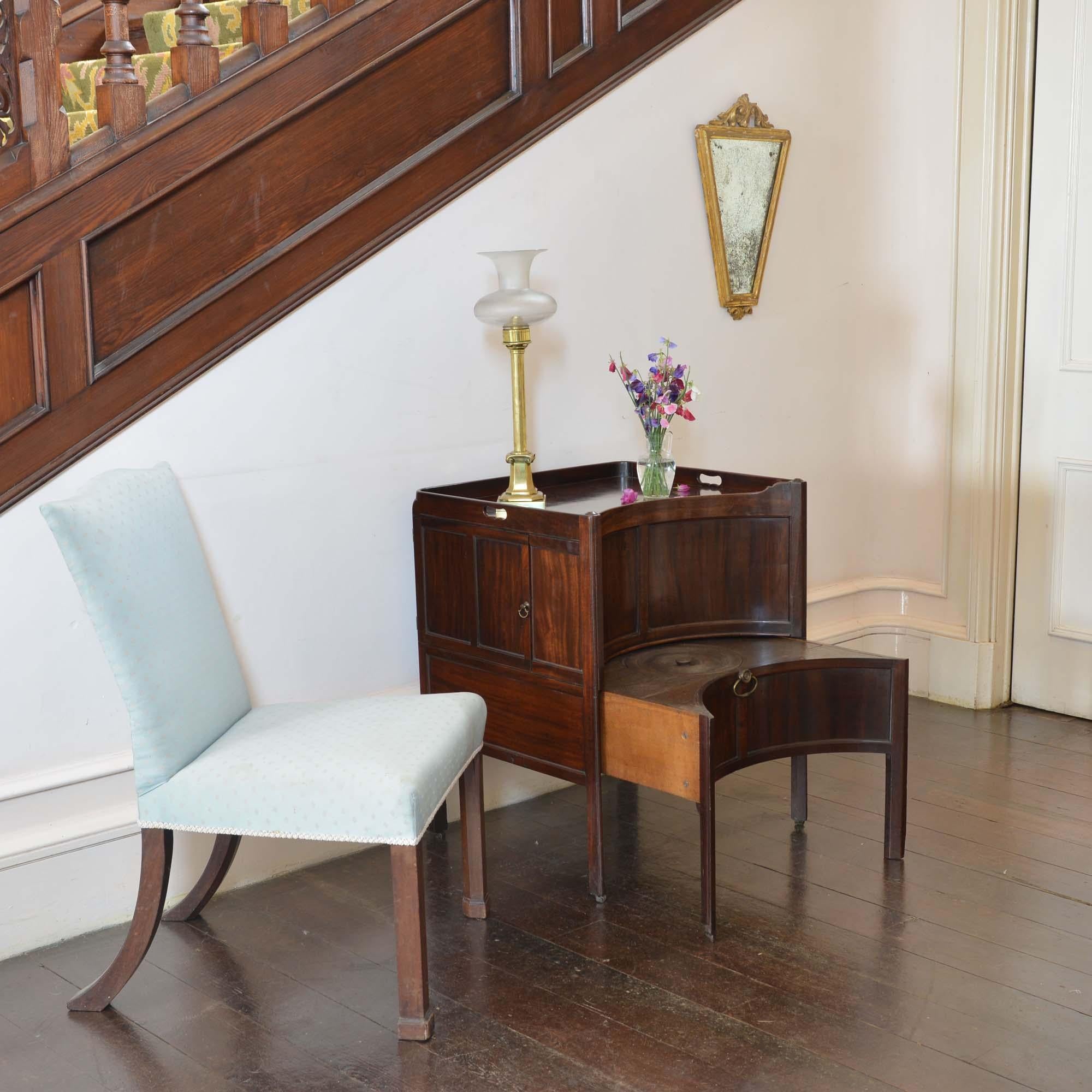 George II concave mahogany commode In Good Condition For Sale In Castle Douglas, GB