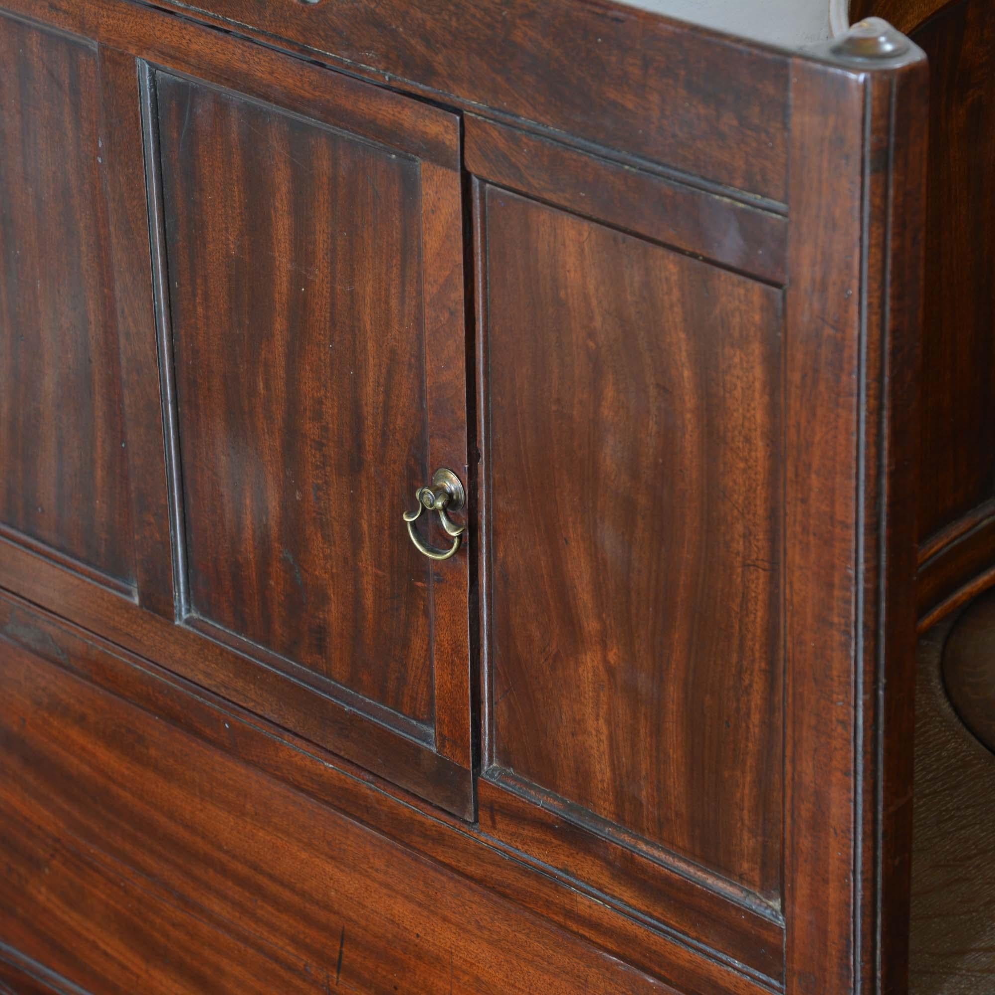 George II concave mahogany commode For Sale 1
