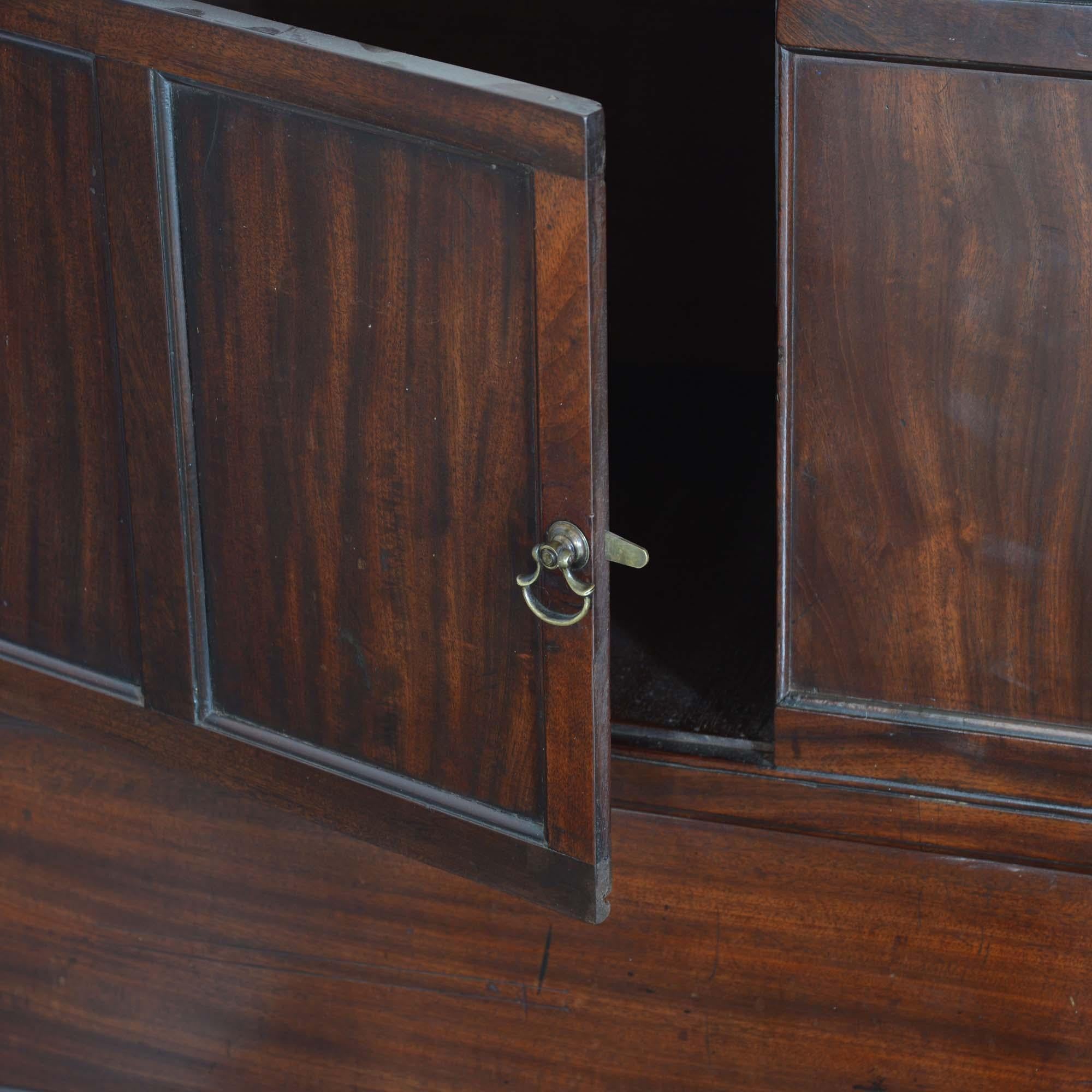 George II concave mahogany commode For Sale 2
