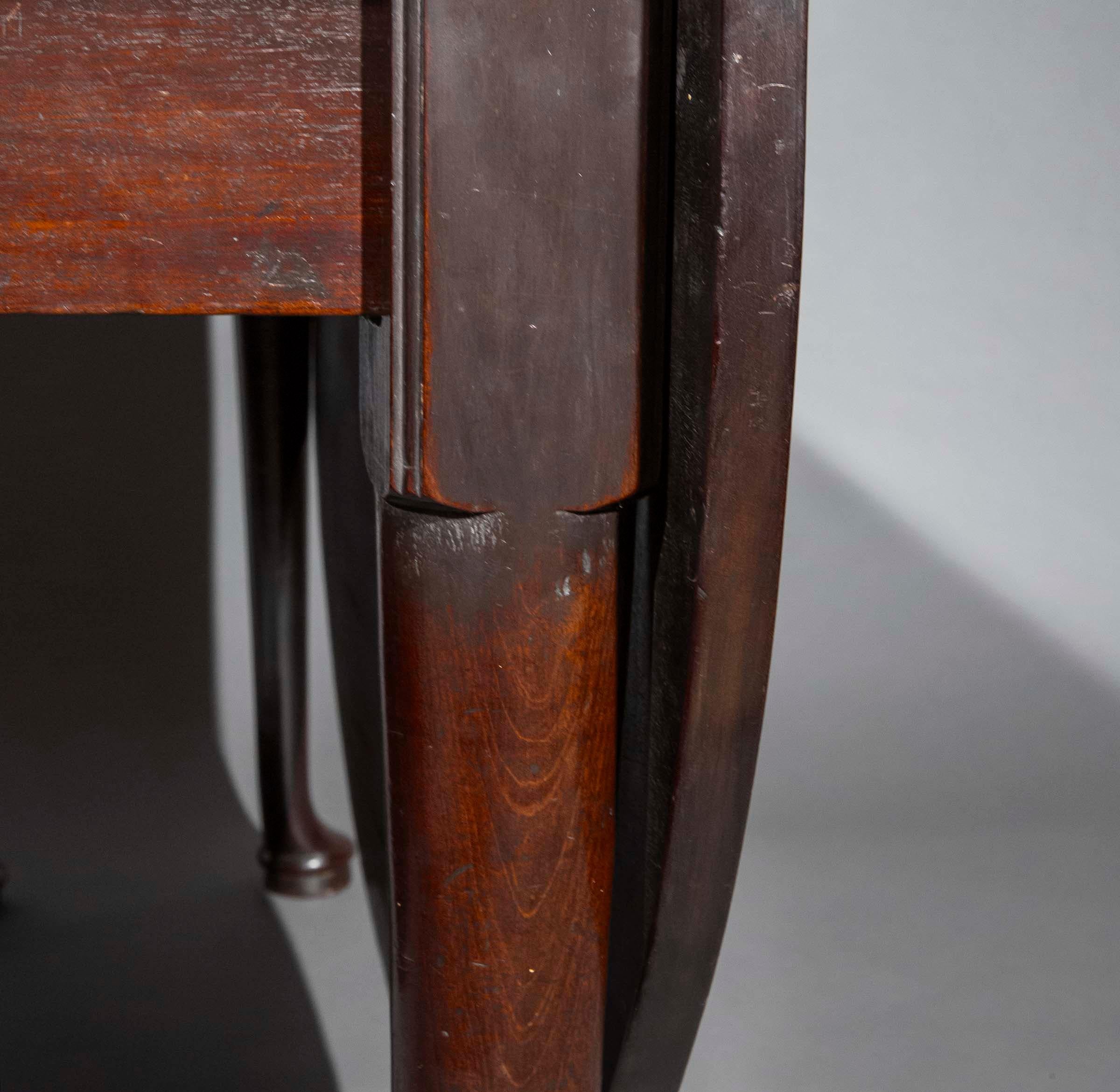 18th Century George II Drop-Leaf Dining Table For Sale 10