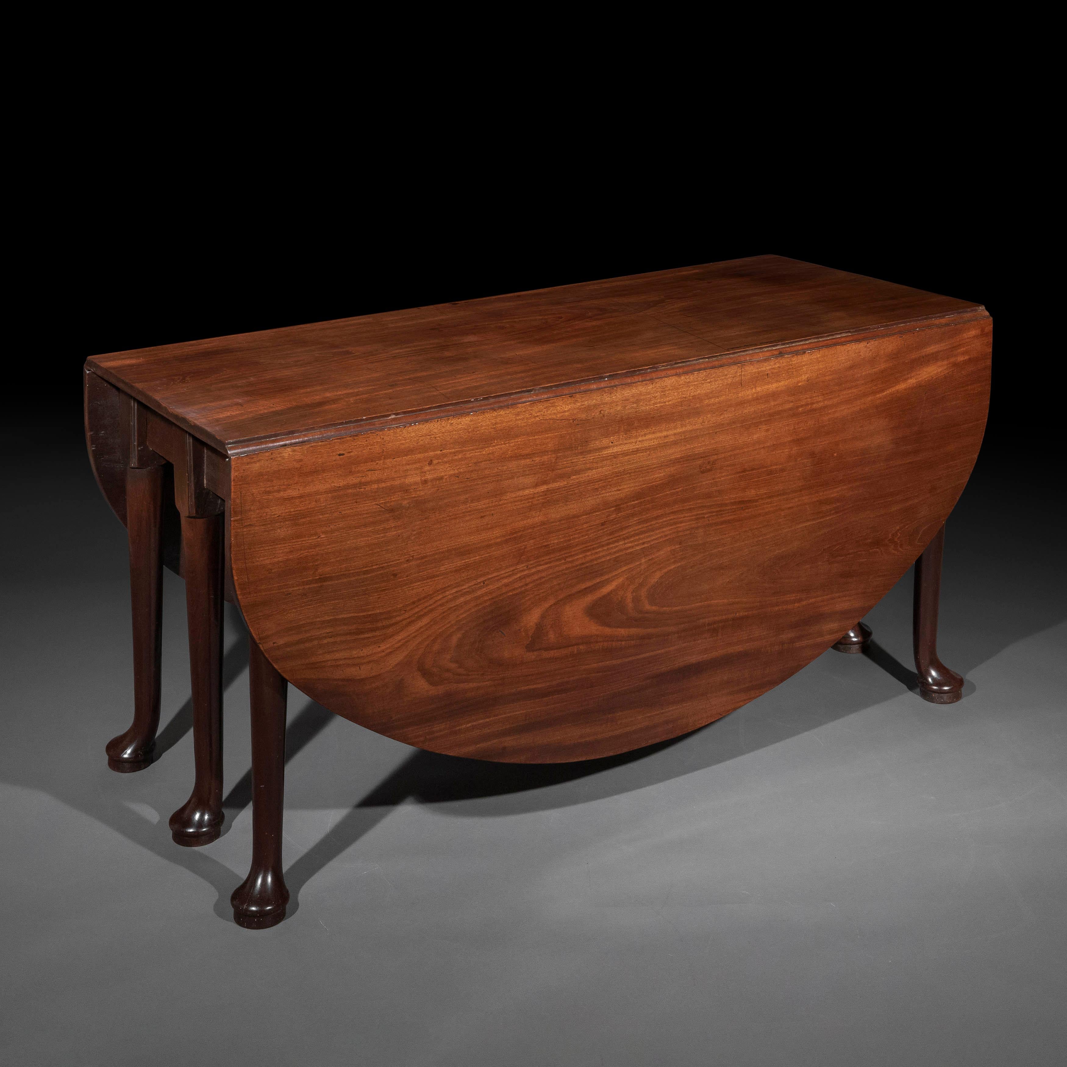 A very rare mid-18th century George II period country house hunt table, or dining table for 6 people, on very well-drawn straight cabriole legs, with longitudinal leaves supported on twin gate legs. English, circa 1750.

Why we like it
This very