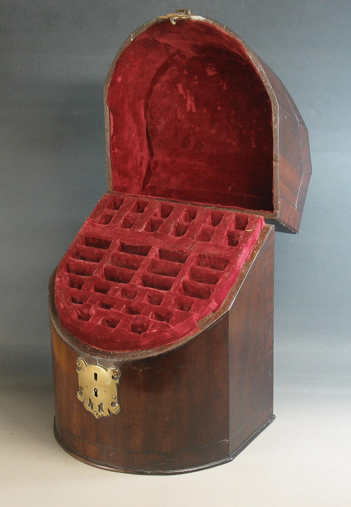 George II Cross Banded Mahogany Cutlery Box, circa 1760 In Good Condition For Sale In Ottawa, Ontario