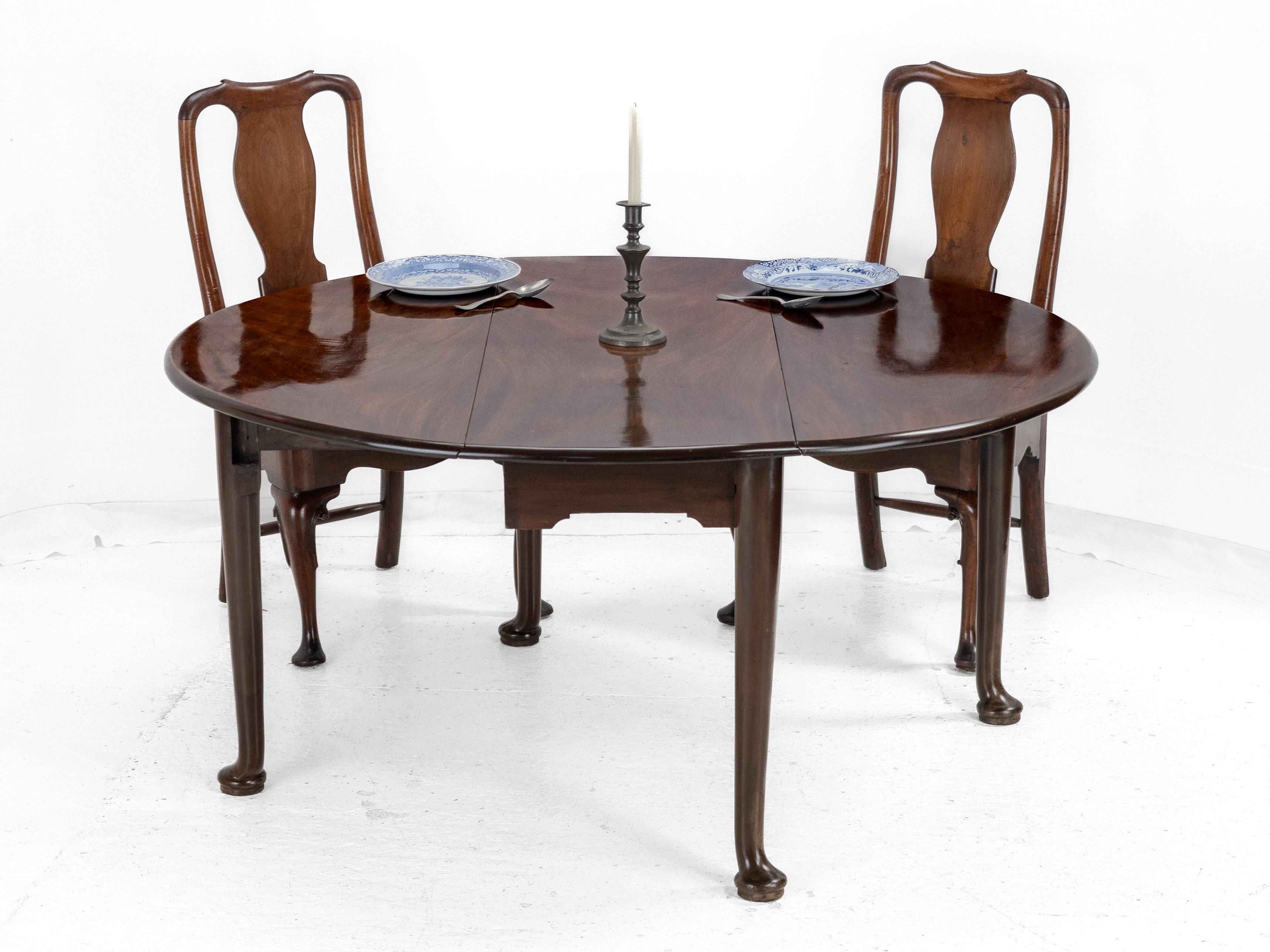 Ein ovaler Esstisch aus kubanischem Mahagoni aus der Zeit von George II, um 1730. Mit einer dicken, massiven und sehr gut gemaserten Mahagoni-Decke in ovaler Form. Gefertigt aus 3 Blättern des ältesten, dichtesten, hochwertigsten und schwersten