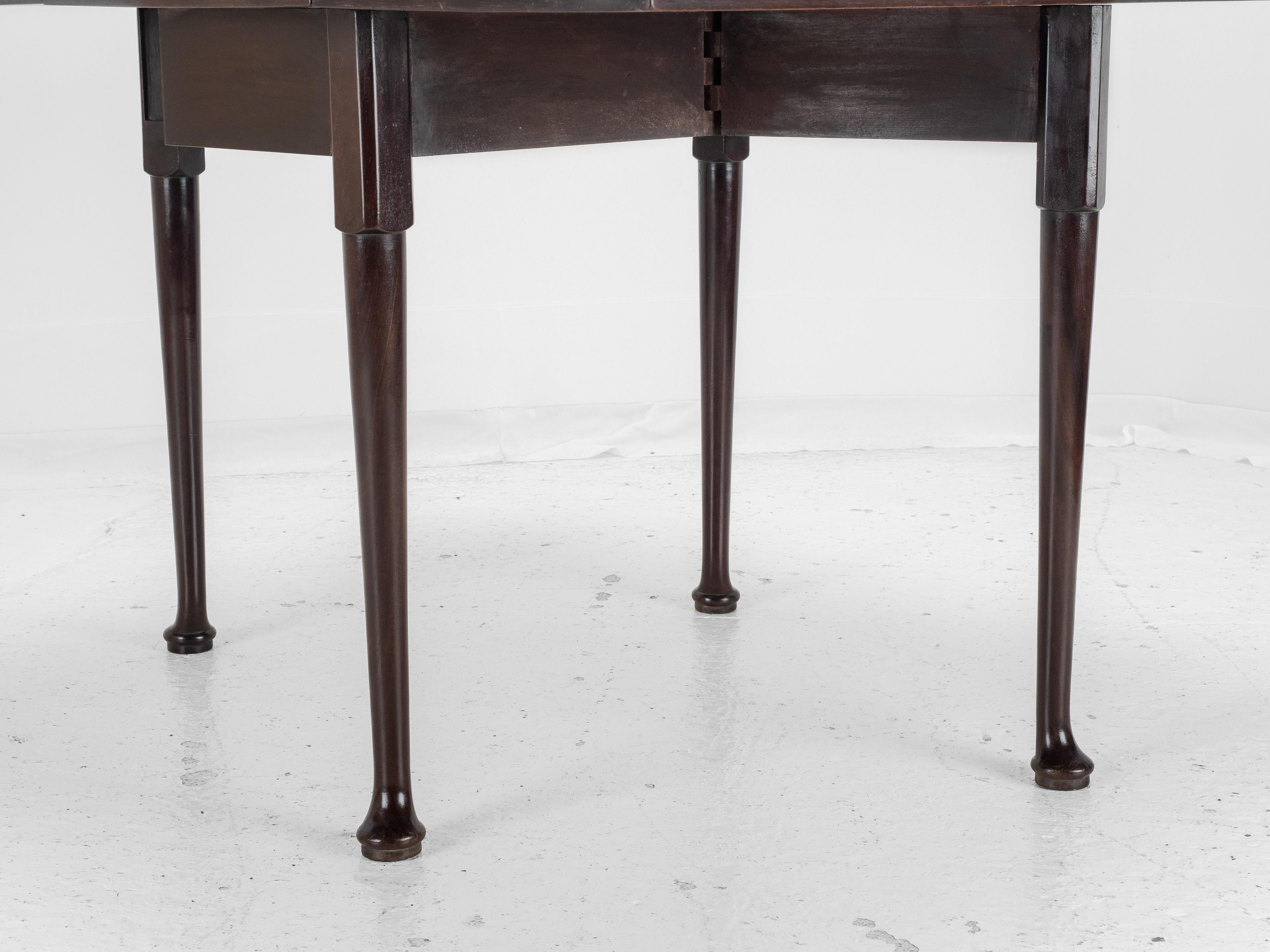 Mesa de Comedor de Caoba Jorge II con Pequeña Hoja Caída y Pie Acolchado c1740 (Georgian Side) en venta 11
