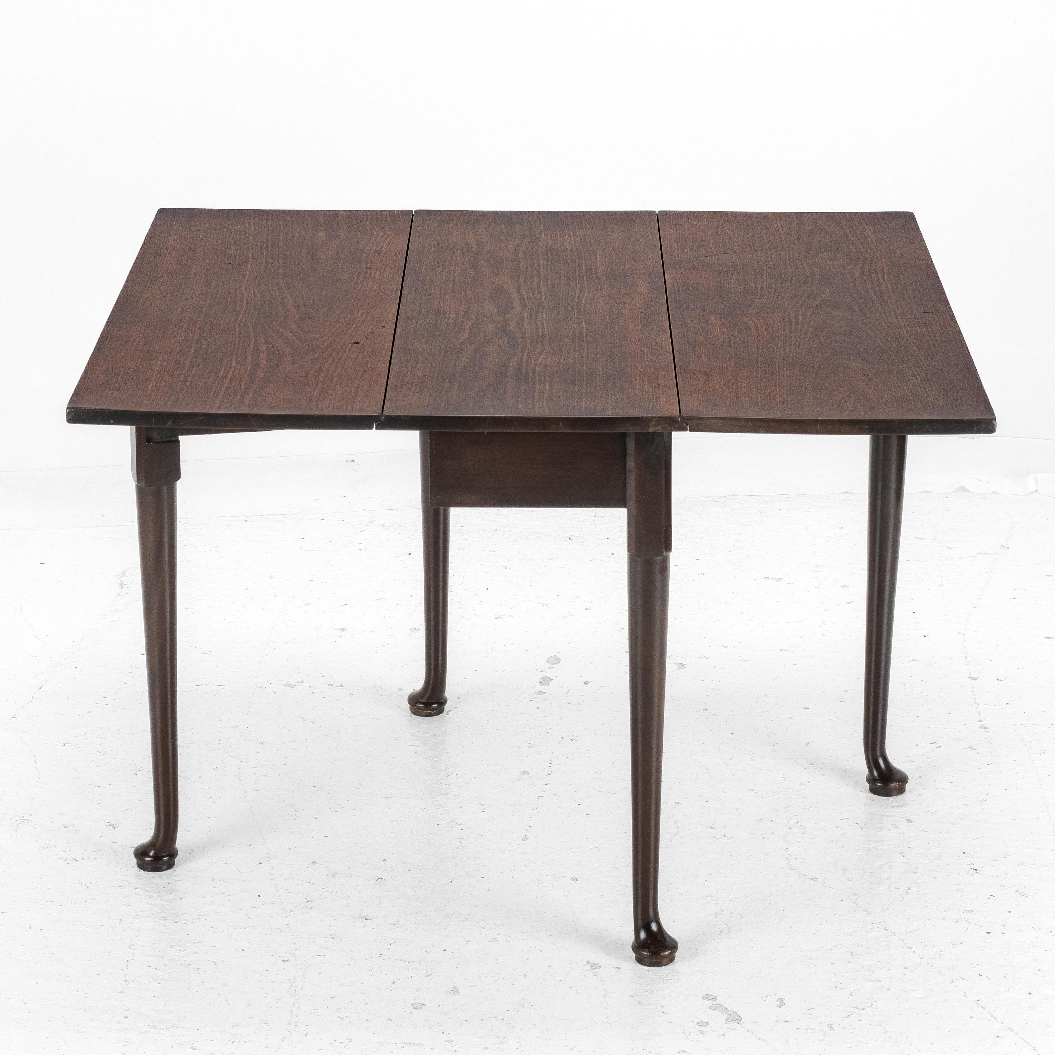 Mesa de Comedor de Caoba Jorge II con Pequeña Hoja Caída y Pie Acolchado c1740 (Georgian Side) mediados del siglo XVIII en venta