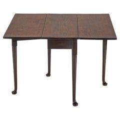 Petite table de salle à manger George II en acajou avec pied à feuilles tombantes, vers 1740 (face géorgienne)