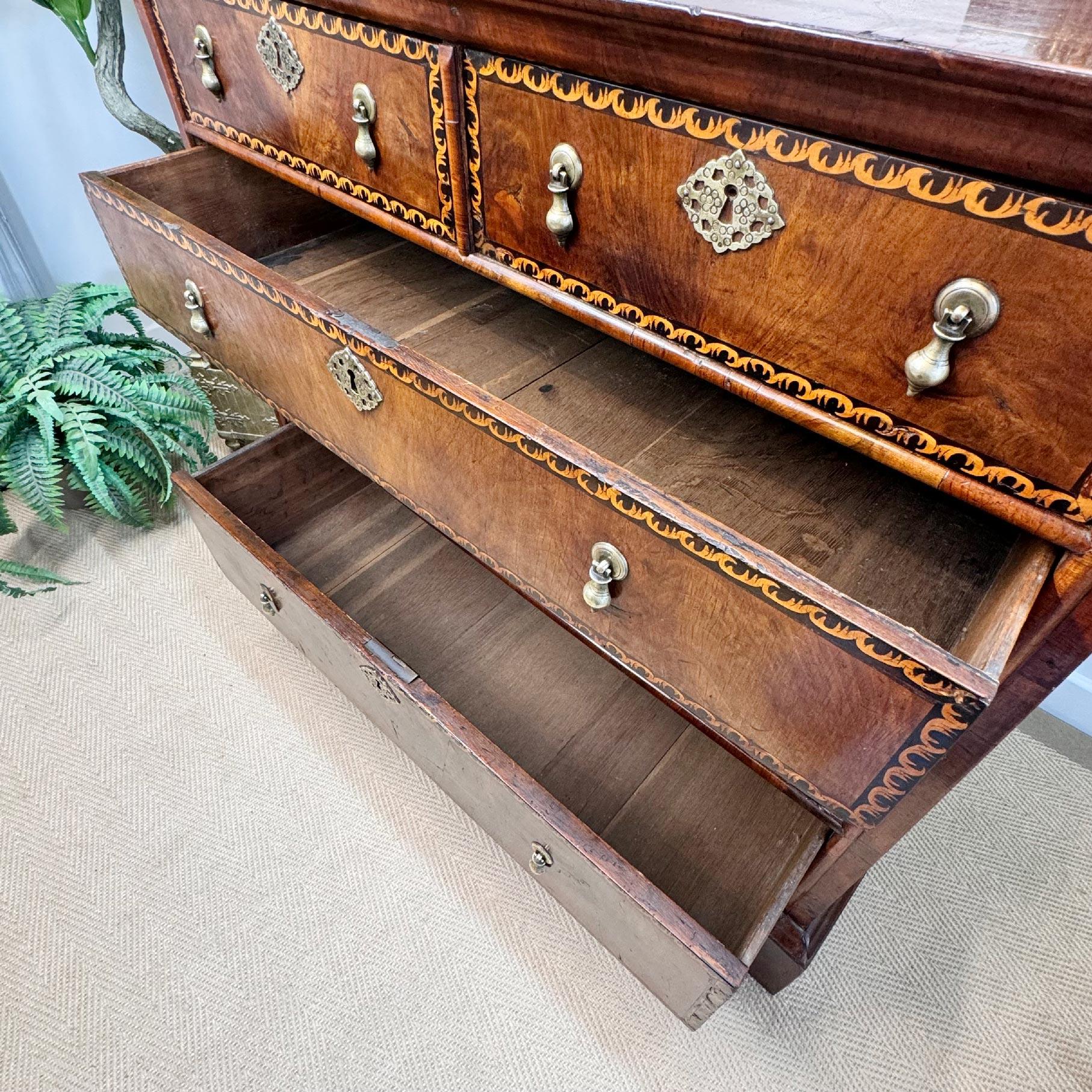 Cassettiera inglese a intarsio di Giorgio II CIRCA 1730 in vendita 3