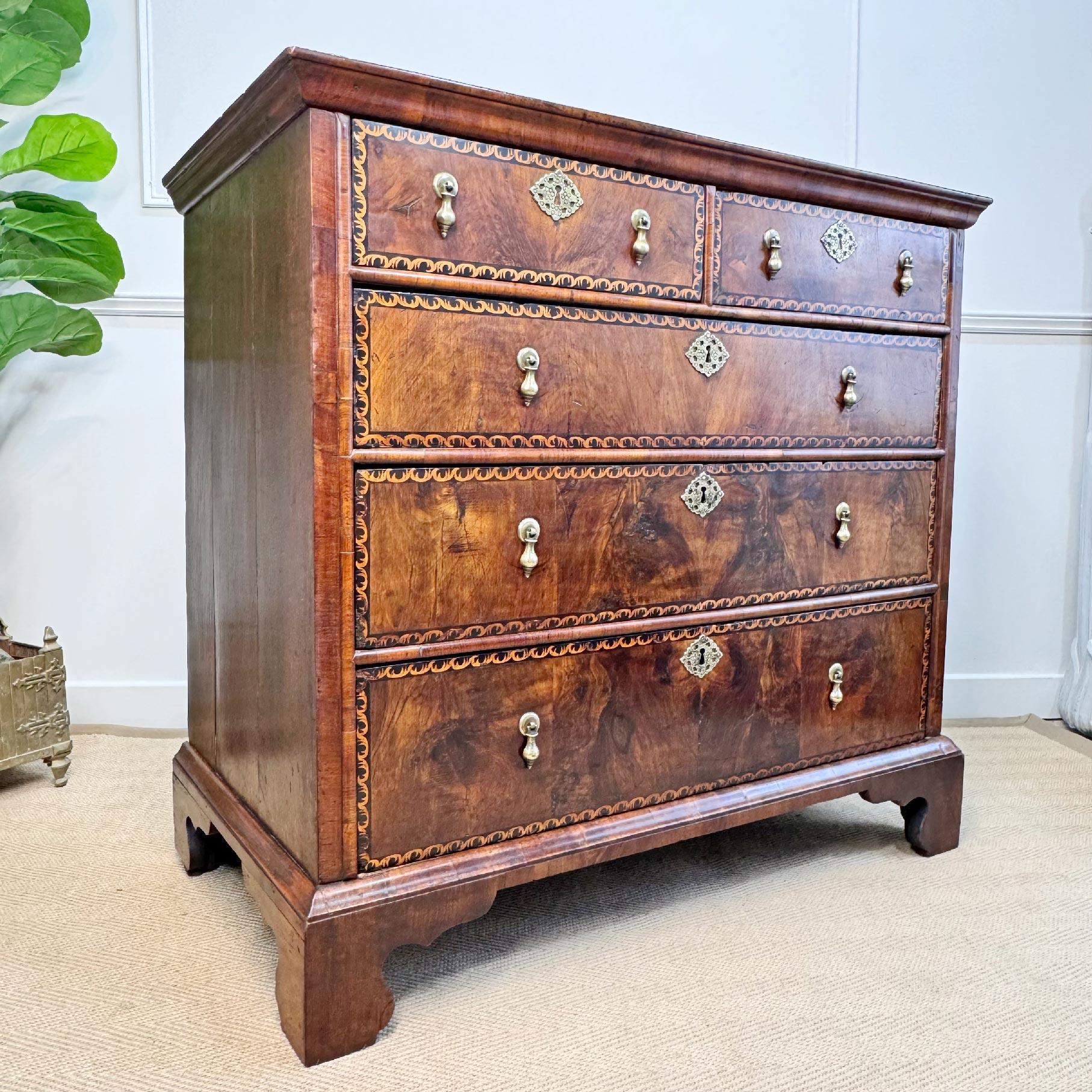 Cassettiera inglese a intarsio di Giorgio II CIRCA 1730 in vendita 4