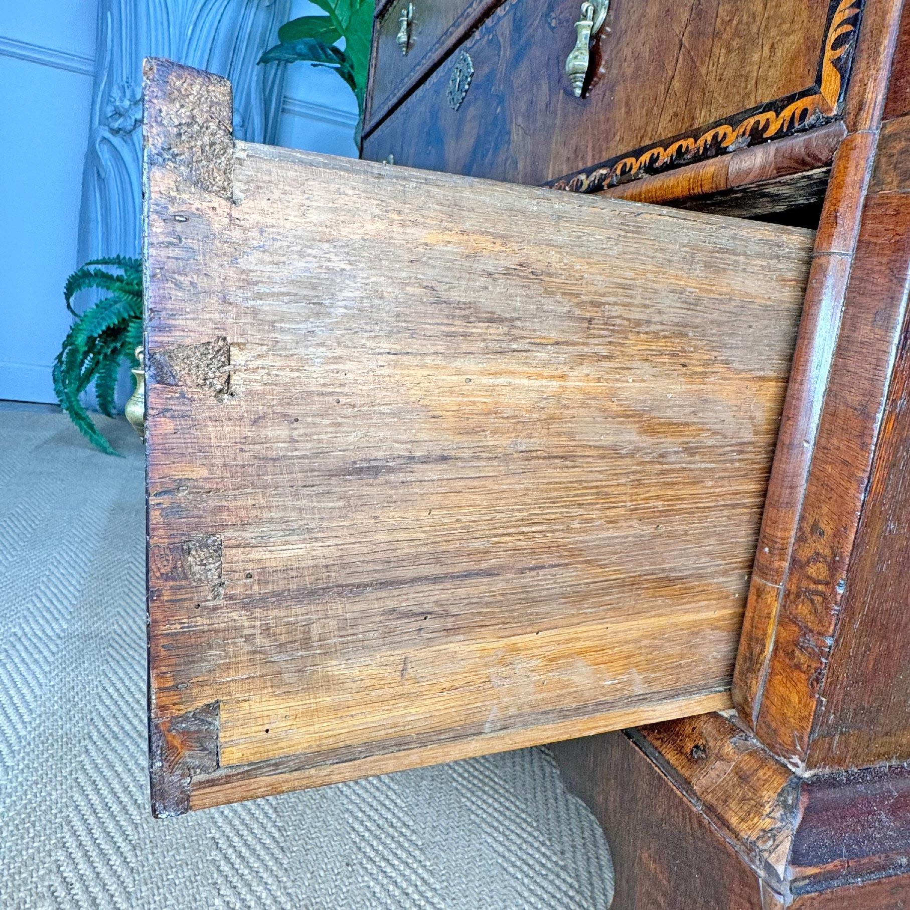 Cassettiera inglese a intarsio di Giorgio II CIRCA 1730 in vendita 5