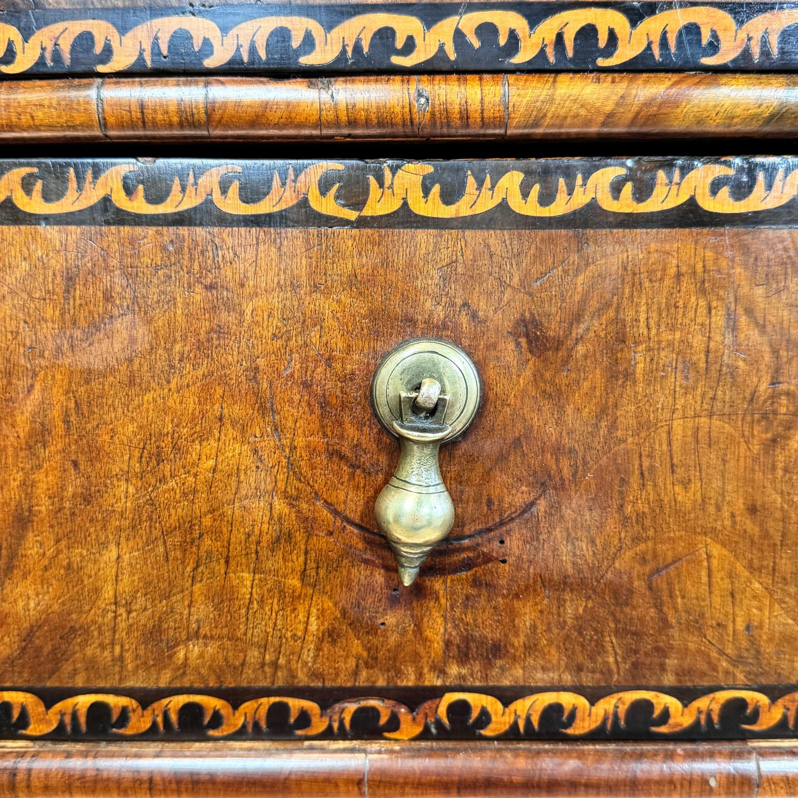 Cassettiera inglese a intarsio di Giorgio II CIRCA 1730 in vendita 10