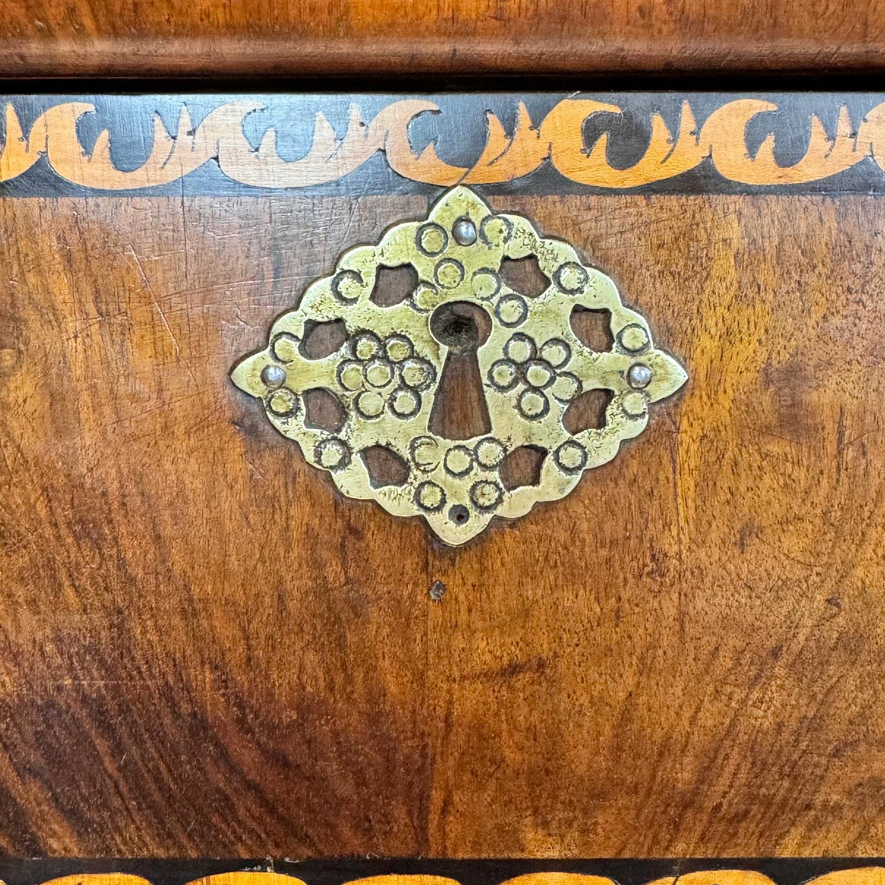 XVIII secolo Cassettiera inglese a intarsio di Giorgio II CIRCA 1730 in vendita
